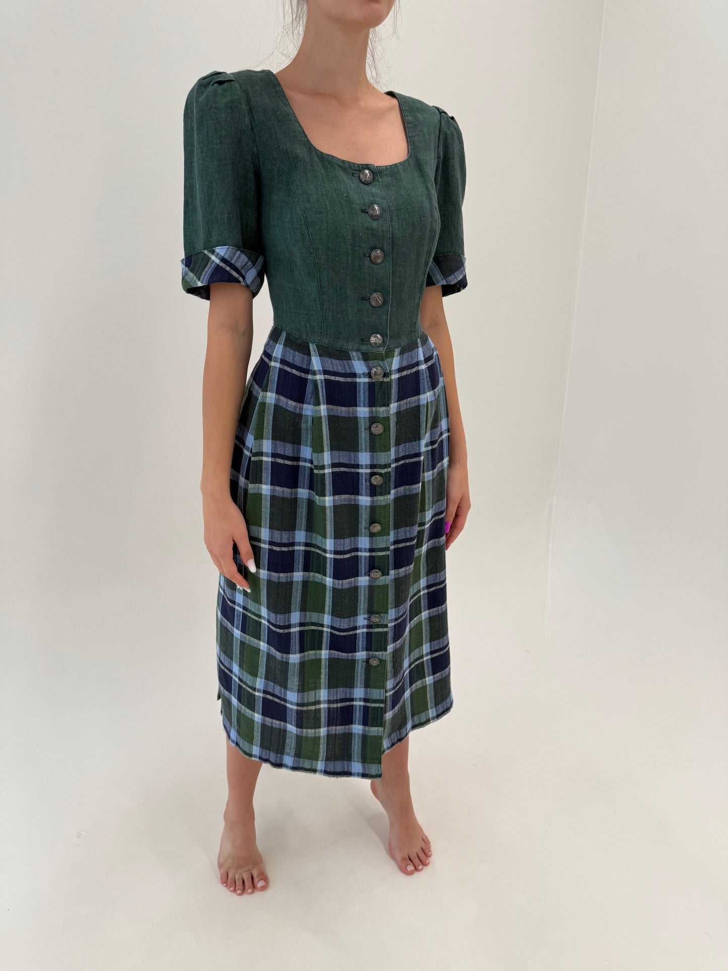 Rochie vintage cu corsaj în combinație clasică de culori din pânză de in cu buzunare