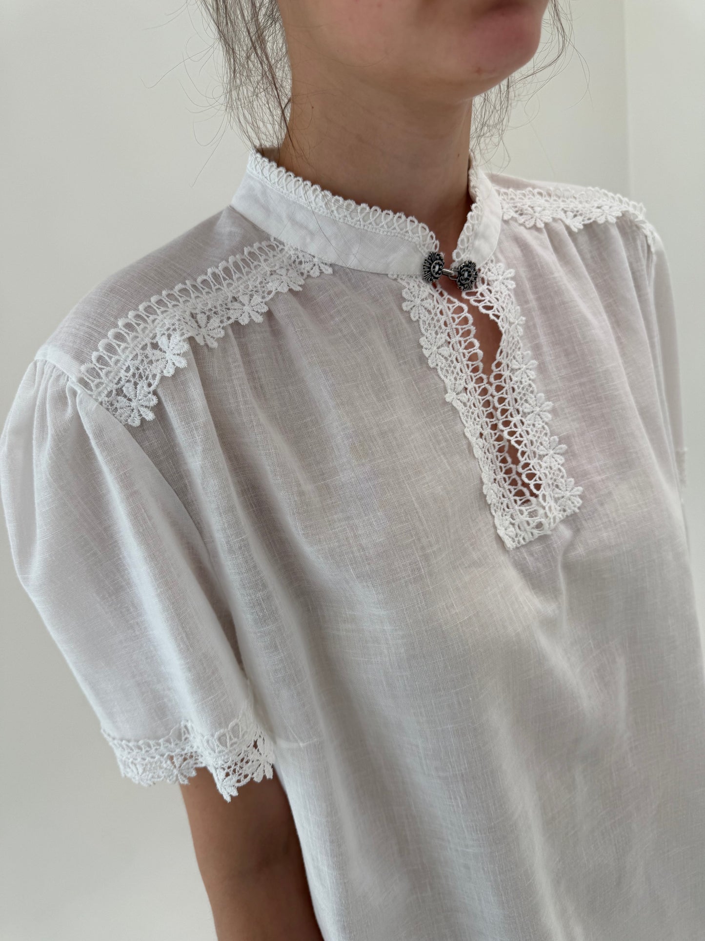 Cămașa vintage din panzica cu închidere bijterie metalică și dantelă macrame