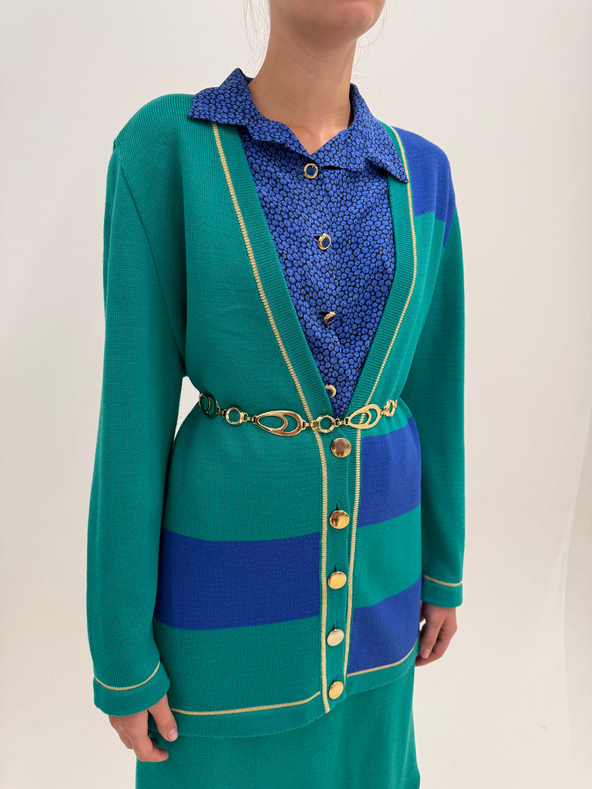 Set vintage și tricot în culori tari din mix de lana extrafina cu nasturi metalici aurii