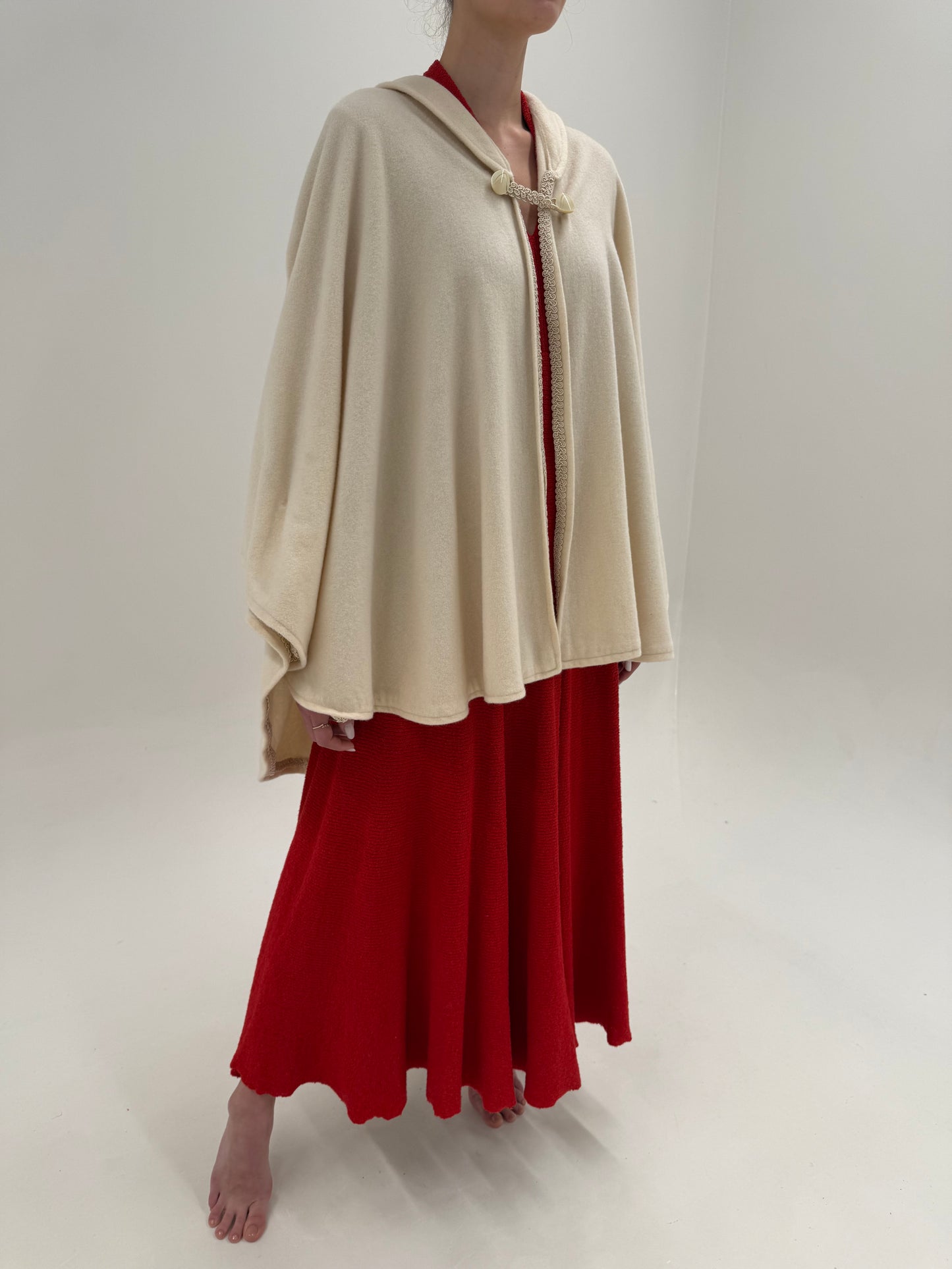 Capa vintage butter white din lana extrafina cu aplicații din dantelă macrame