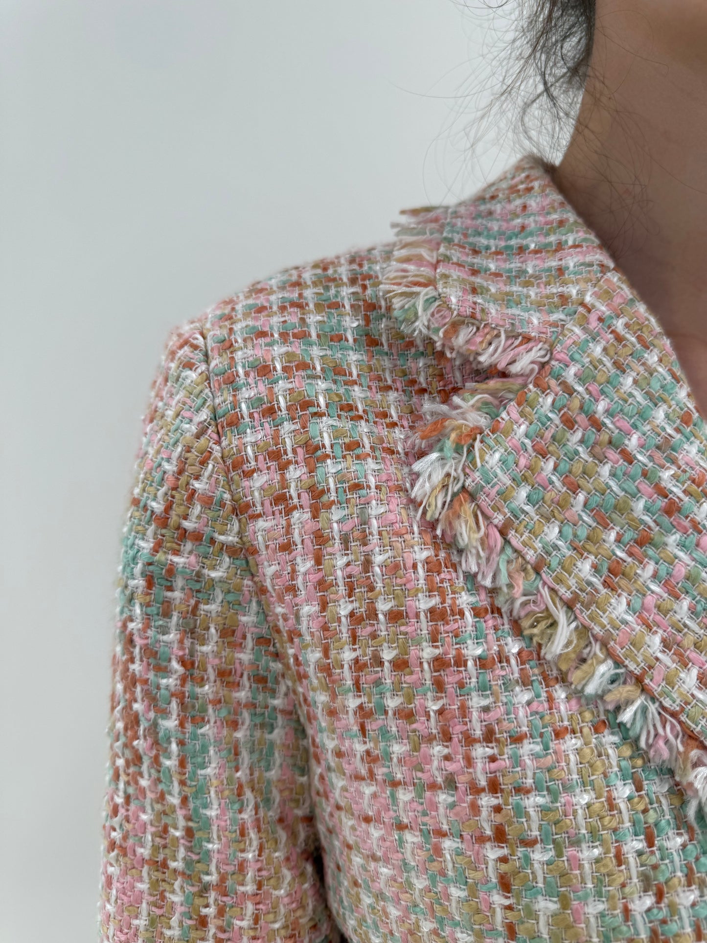 Sacou în stil Chanel din tweed de bumbac în culori pudrate și croi cambrat