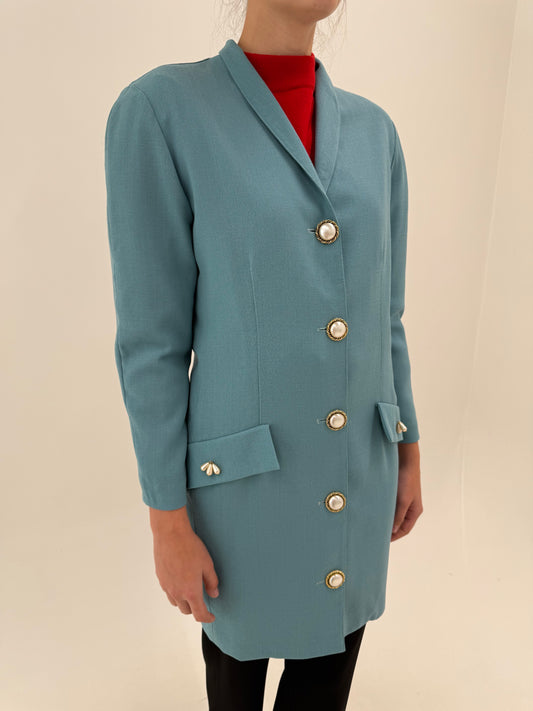 Pardesiu petite dusty baby blue din crepe excepțional de lana cu nasturi bijuterie