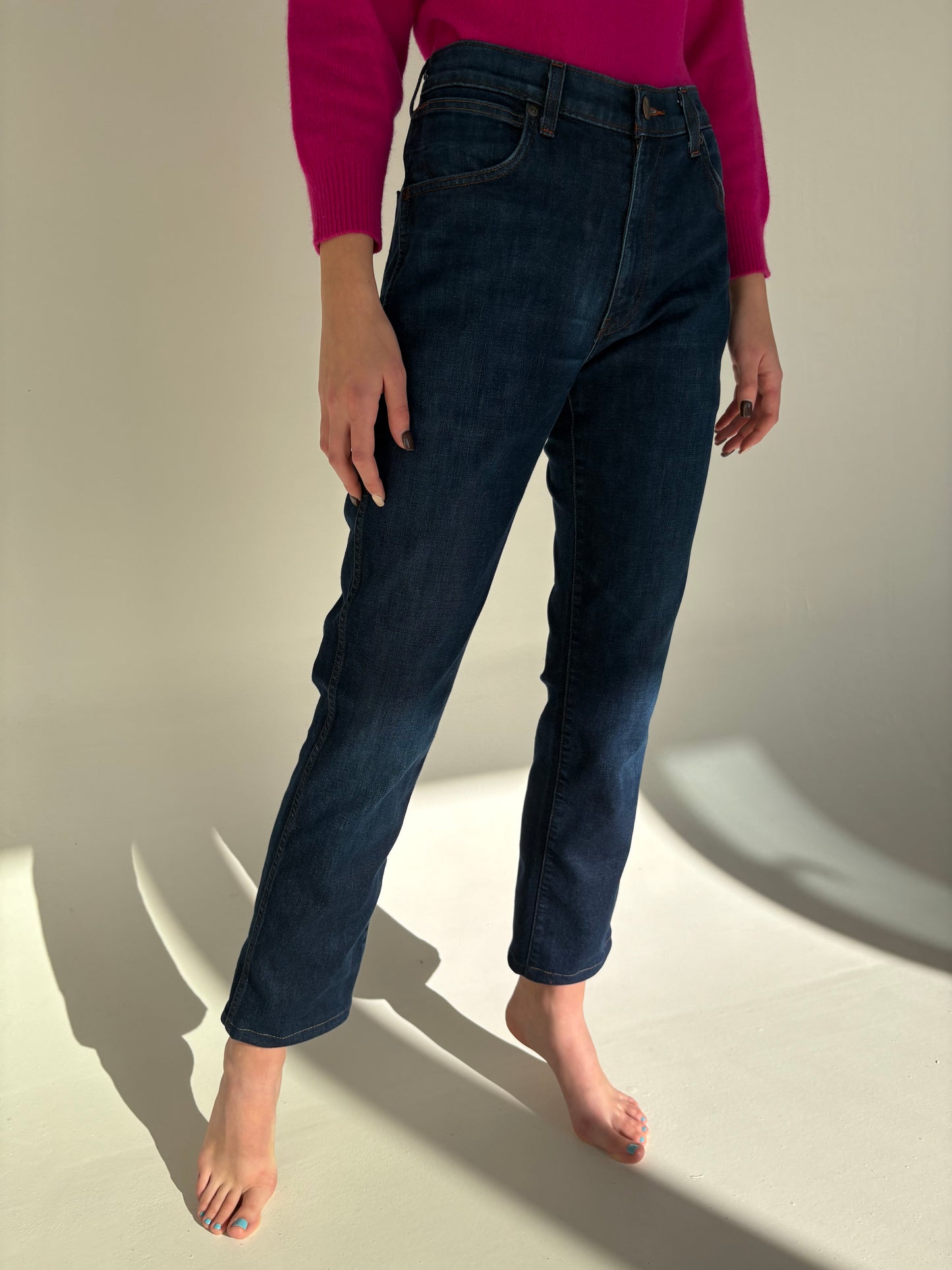 Jeans vintage premium Wrangler dark wash ușor modelatori