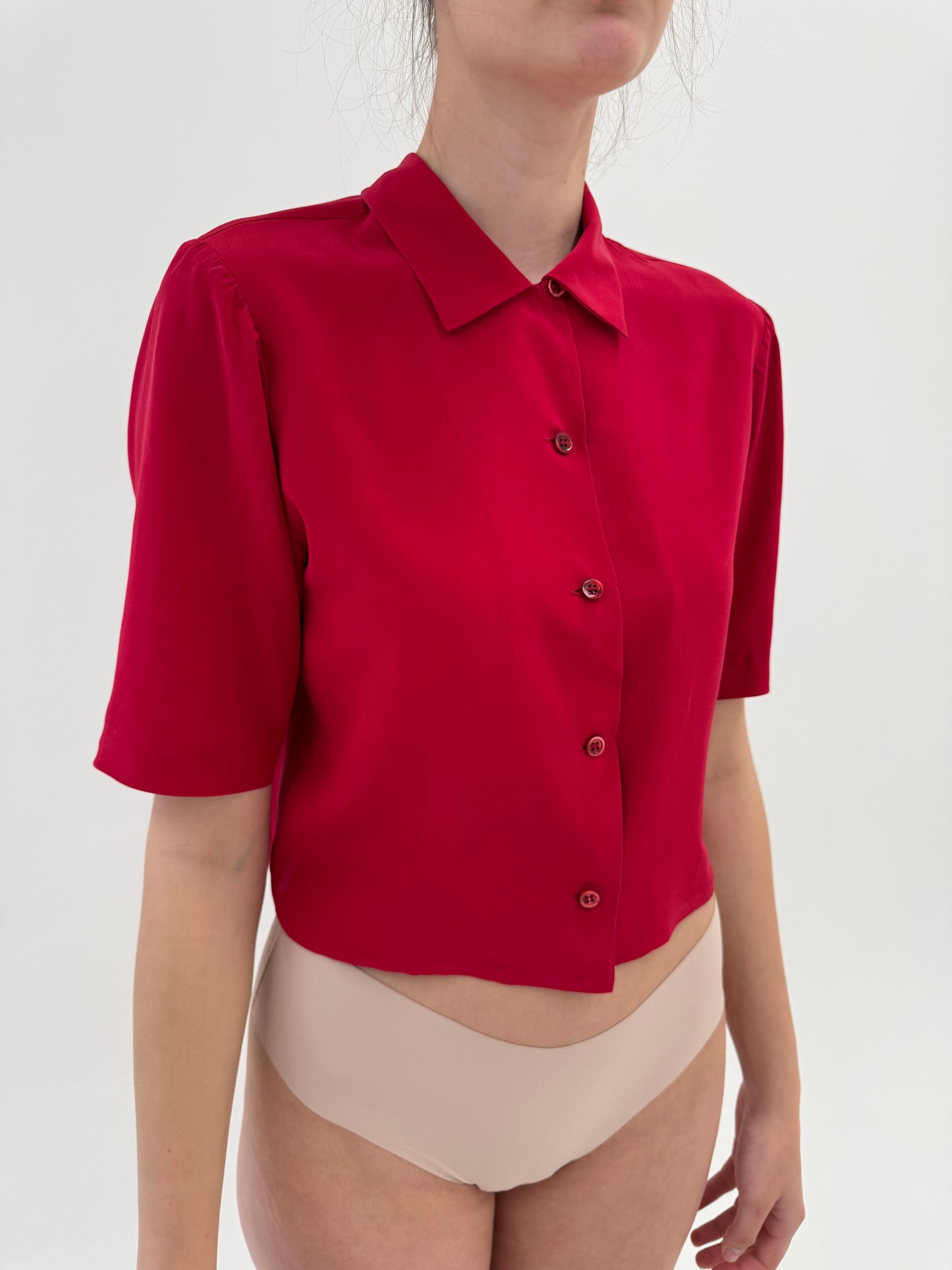 Cămașa din mătase naturală ruby red superb în croi ușor cambrat cropped