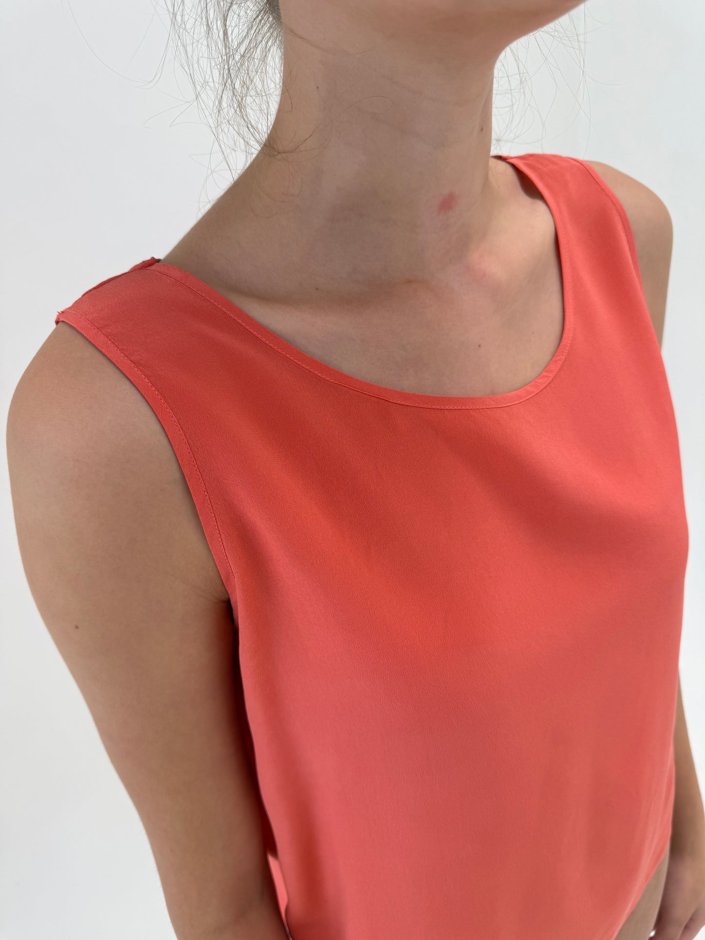 Top coral red din mătase naturală în croi minimalist