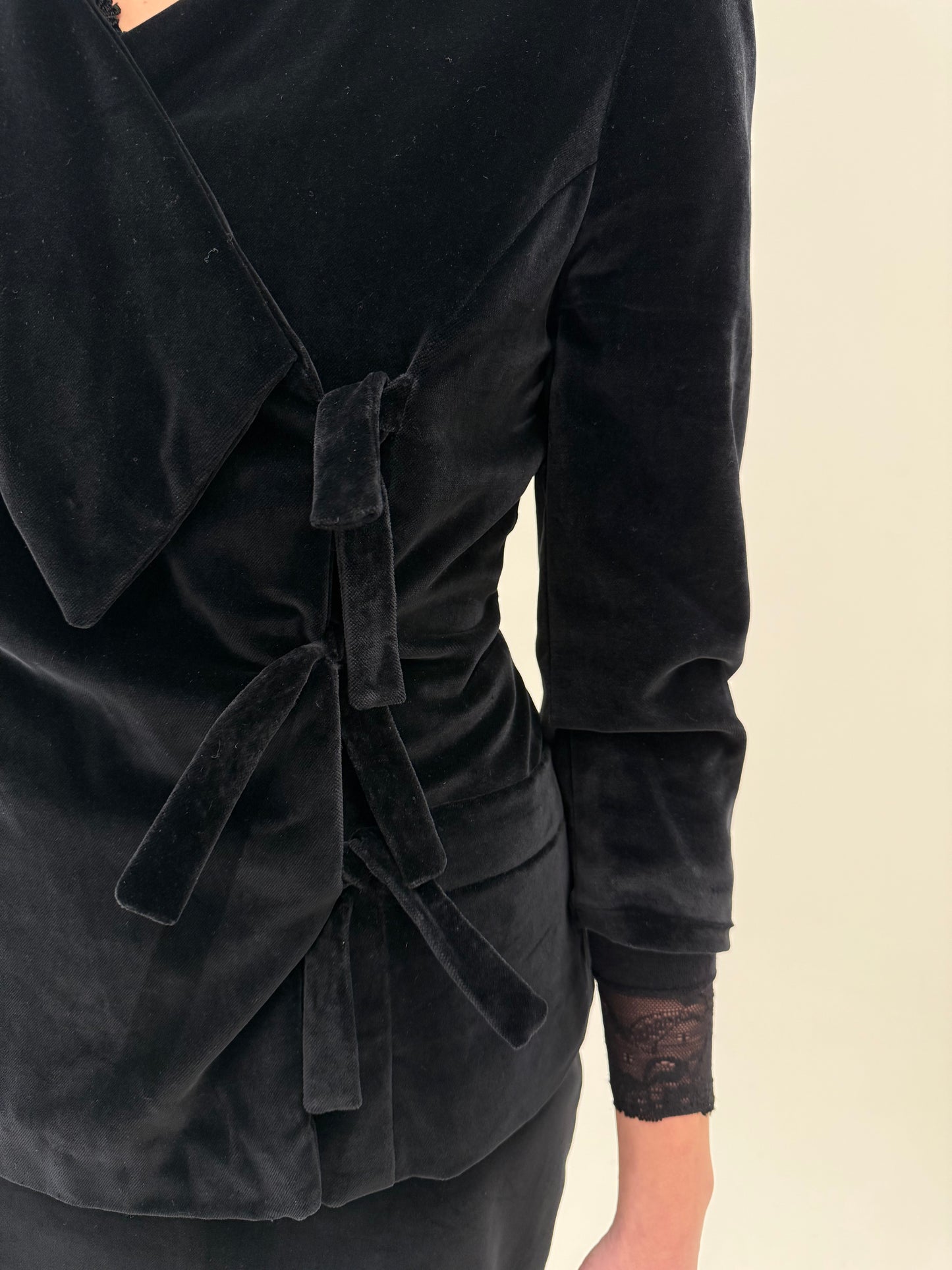 Deux piece vintage din catifea cu sacou cambrat asimetric de la zi la seară