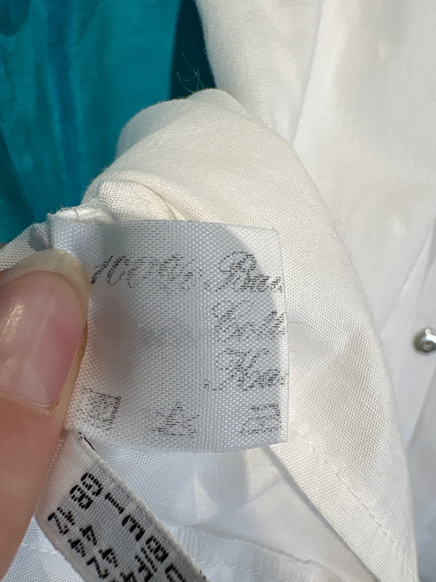 Cămașa high end cu pliseuri decorative în croi ușor cambrat