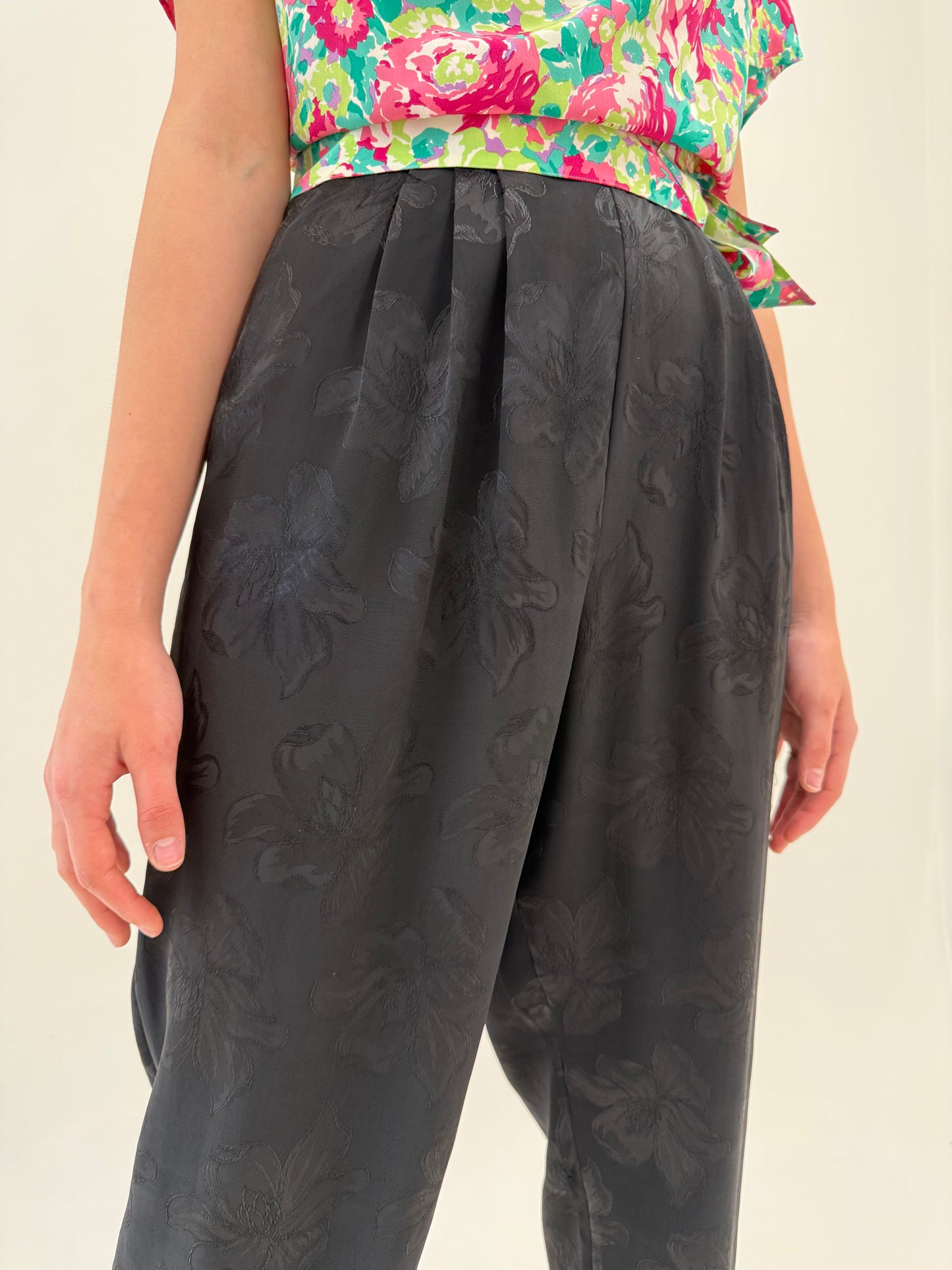 Pantaloni vintage negri de la zi la seară cu pense si talie ultra înaltă elastică