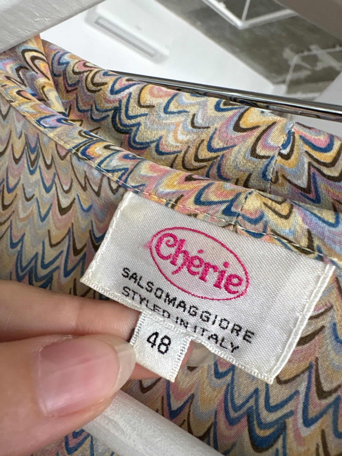 Cămașa din mătase naturală cu print în culori pudrate și nasturi mother of pearl