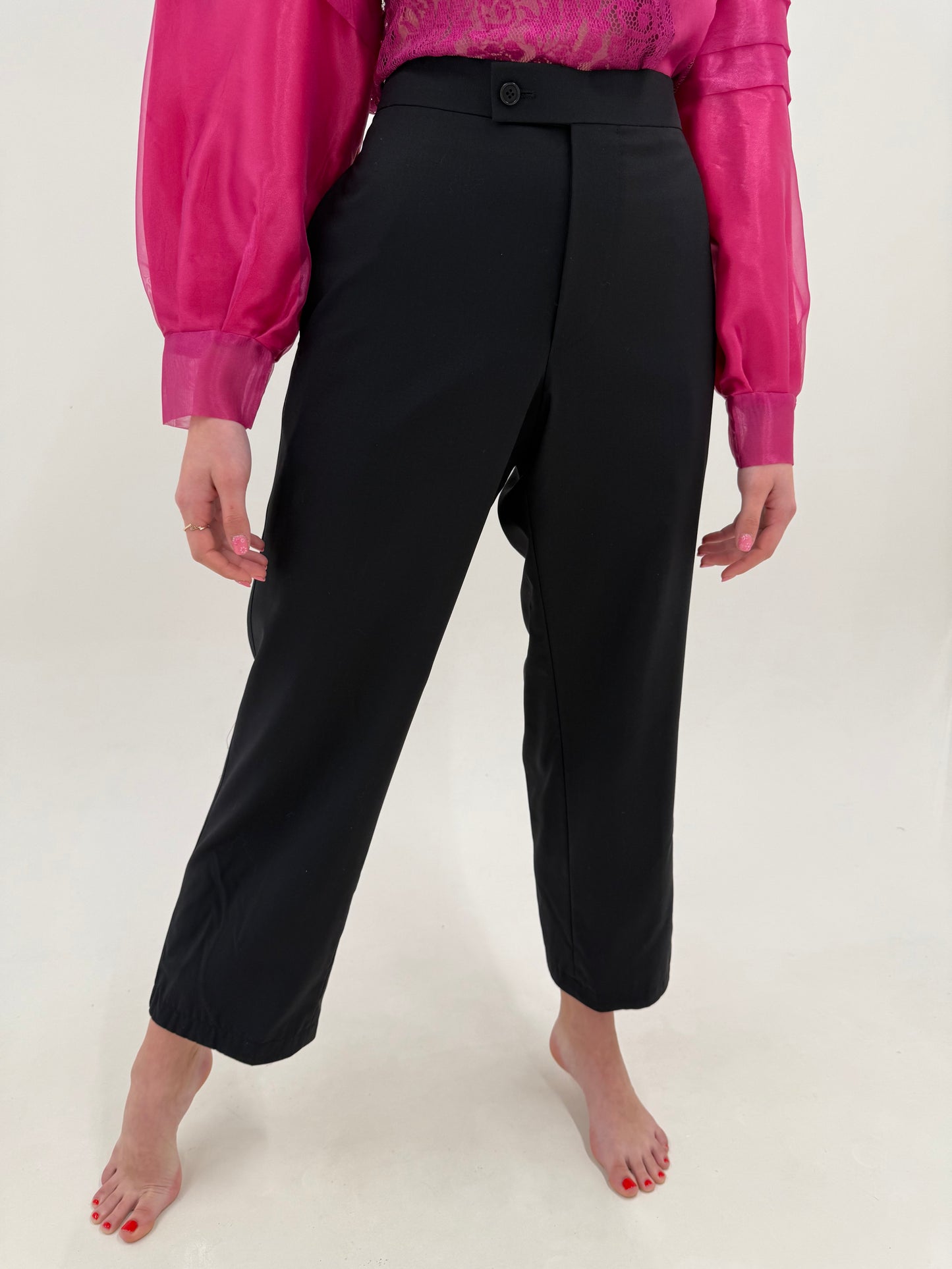 Pantaloni negri Hugo Boss cu vipușca satinata de la zi la seară