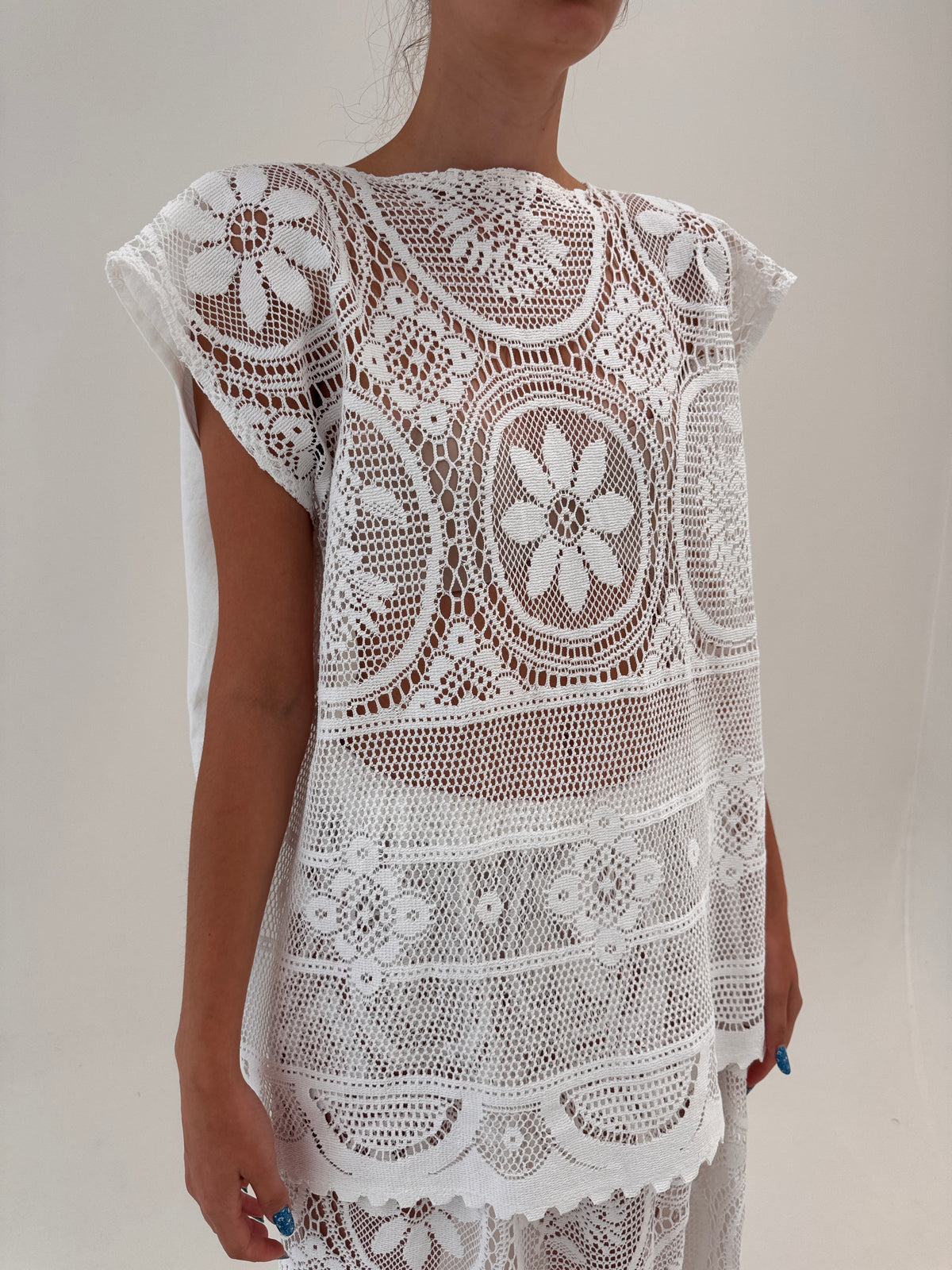 Set excepțional din macrame fin și pânză de in pa spate cu tunica lungă și fustă maxi