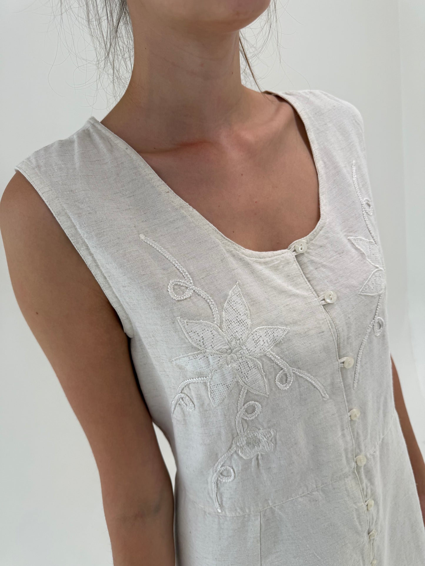 Rochie maxi din pânză cu talie ușor marcată și aplicații de dantelă macrame