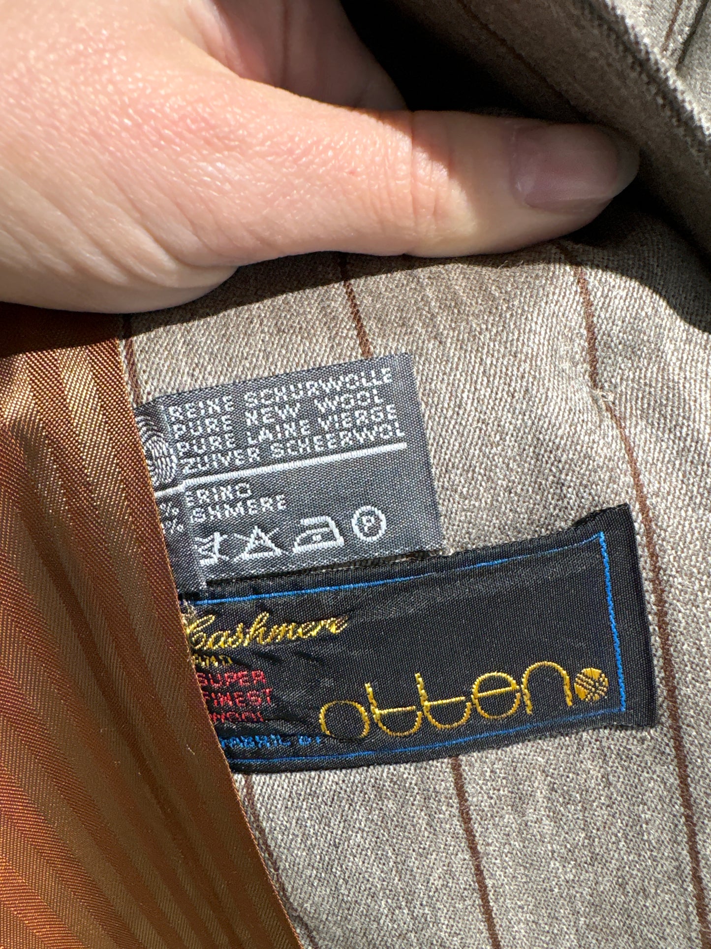 Deux piece din stofă subțire de lana extrafina și cașmir cu dungi fine verticale