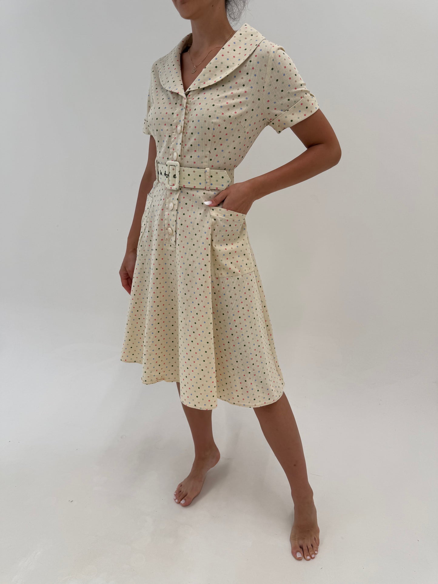 Rochie vintage cu buline în croi de ani 50 din pânză cu guler rotunjit și centura proprie