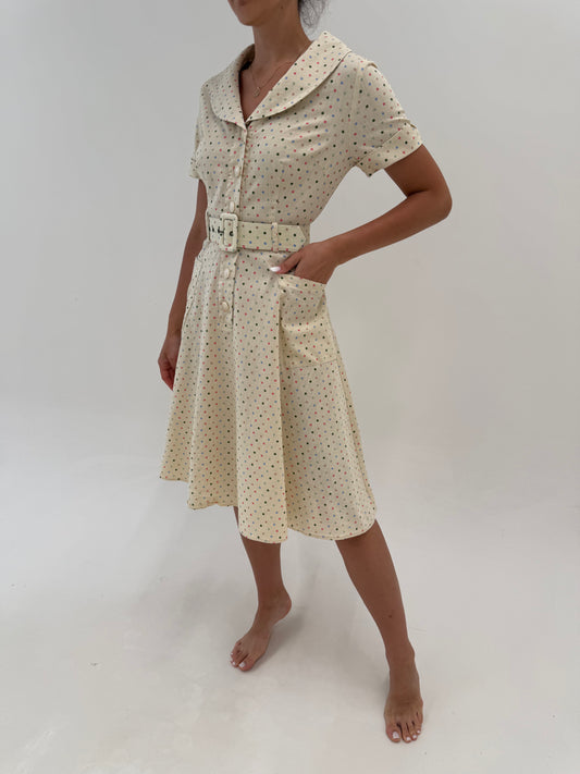 Rochie vintage cu buline în croi de ani 50 din pânză cu guler rotunjit și centura proprie