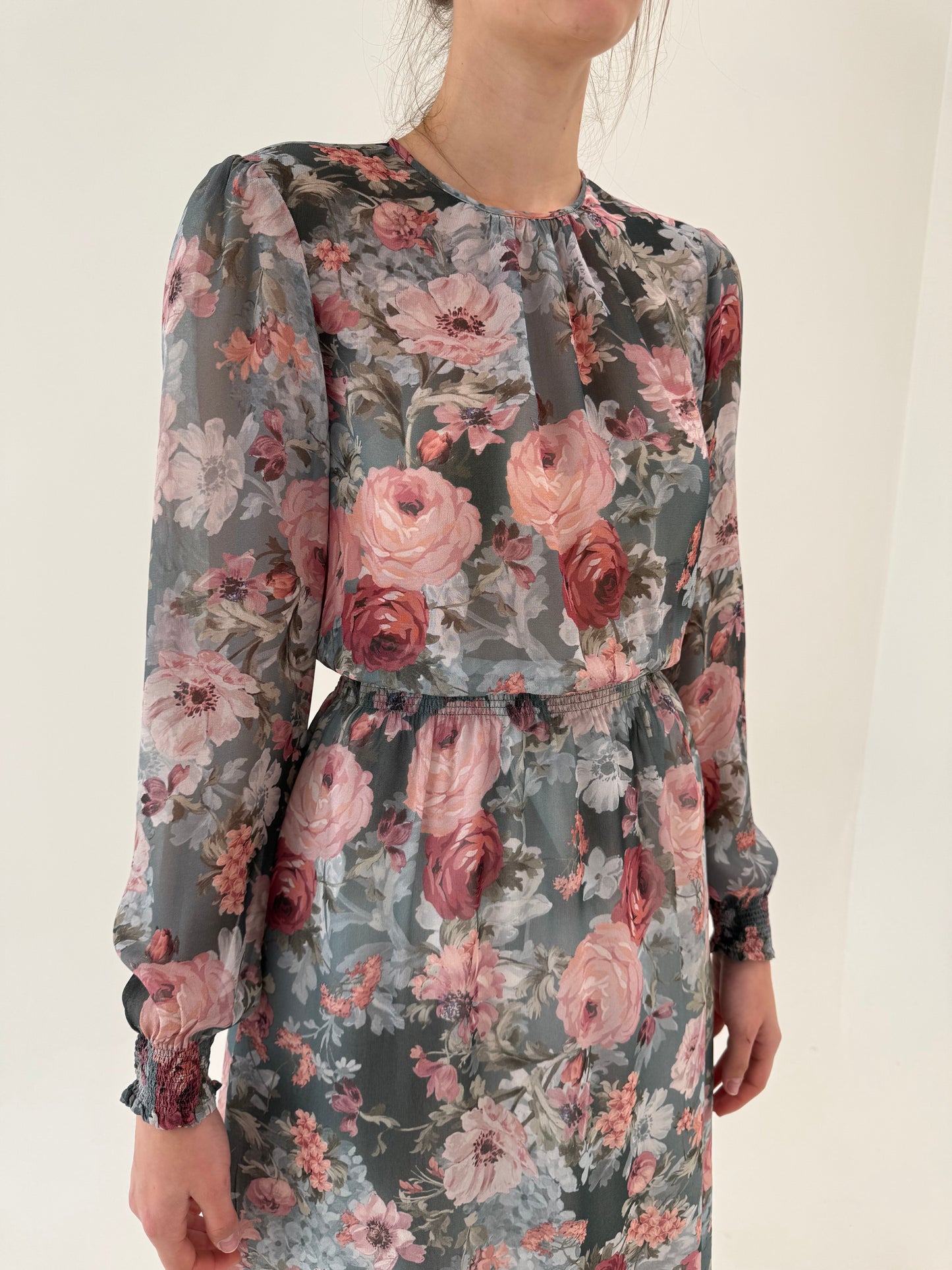 Rochie maxi din Georgette cu print floral superb în culori pudrate și talie elastică