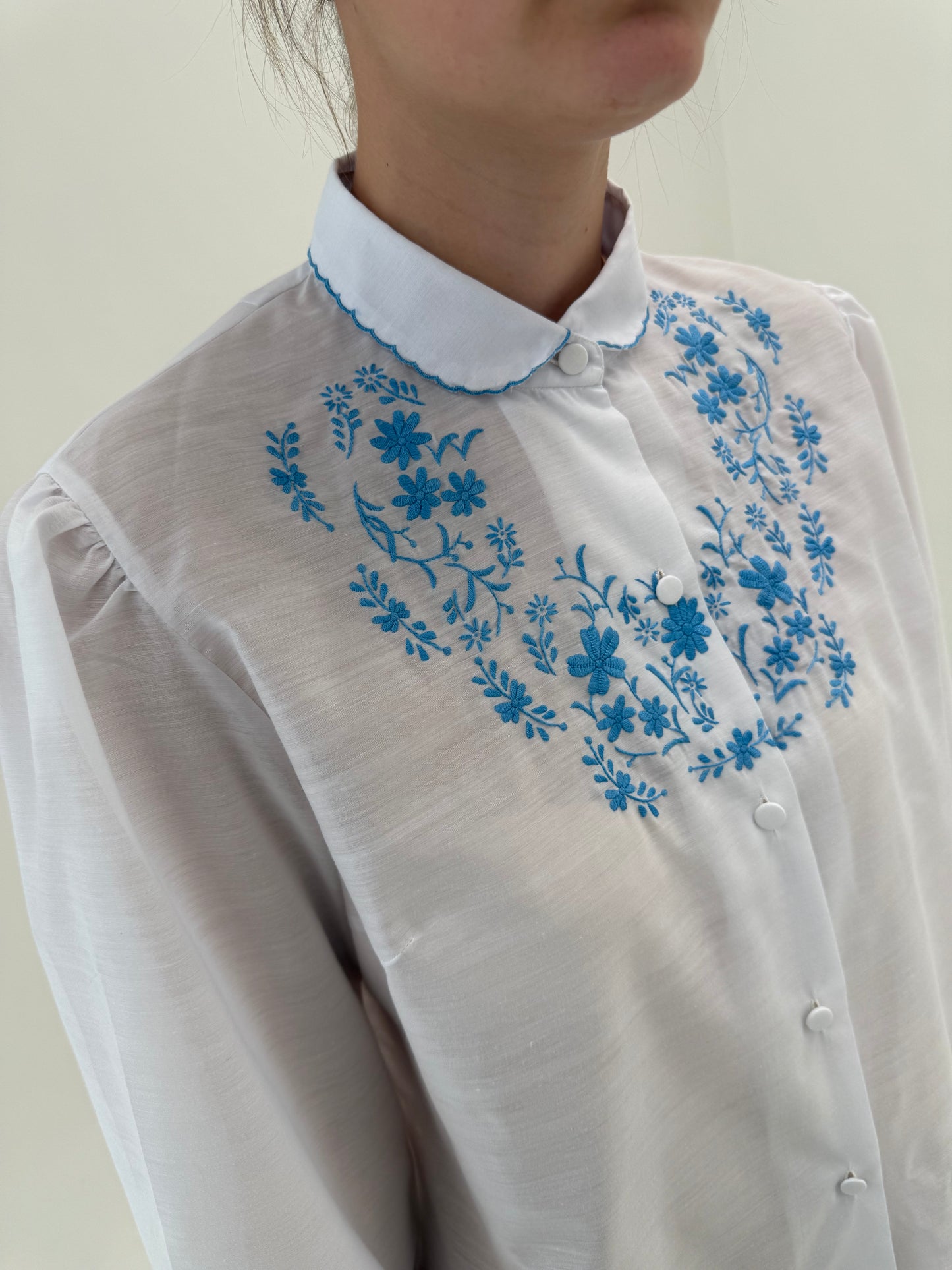Cămașa vintage din panzica de bumbac cu broderie superbă albastru ciel