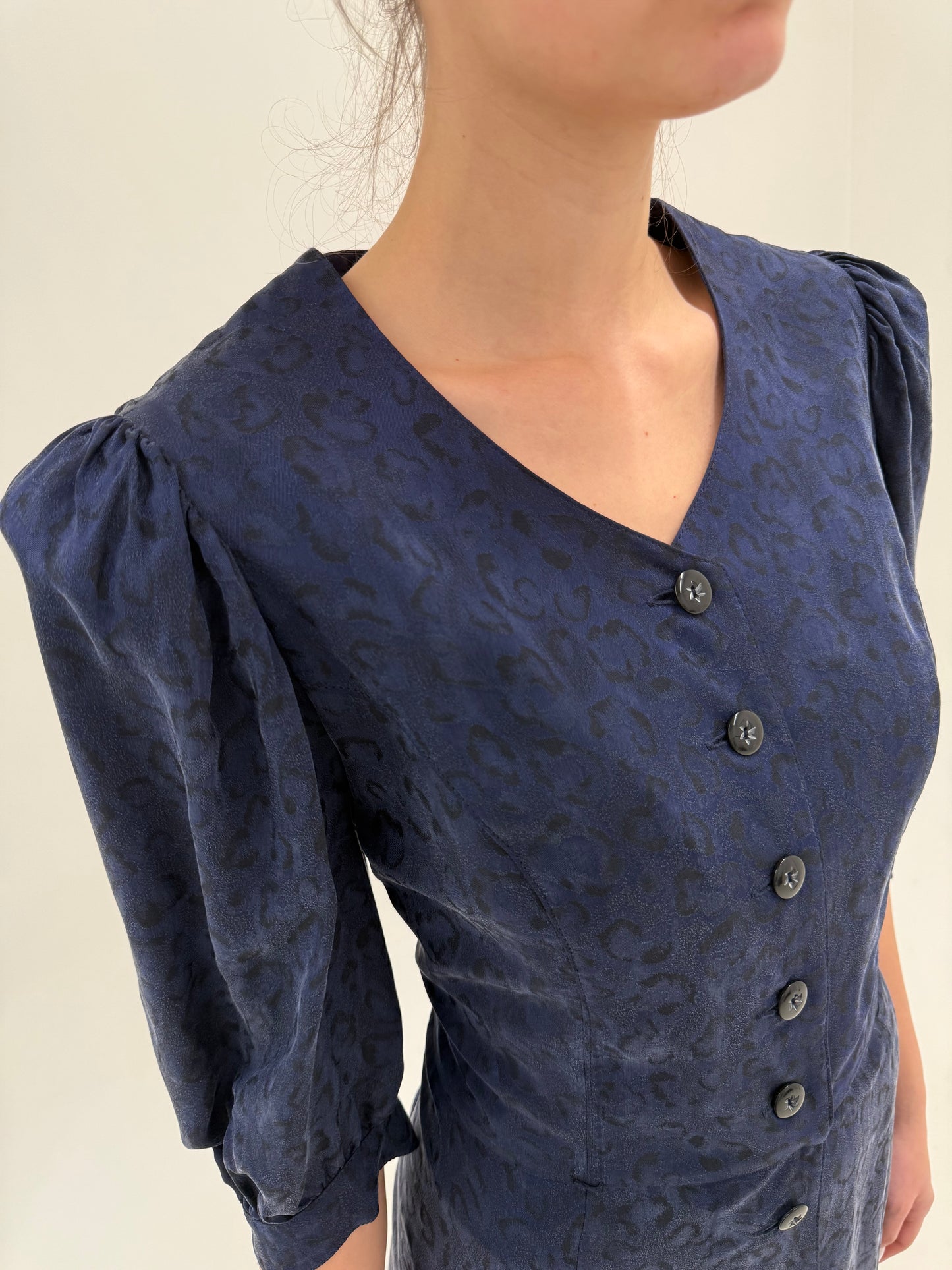 Rochie vintage cu corsaj și mâneci ușor bufante din material luxury