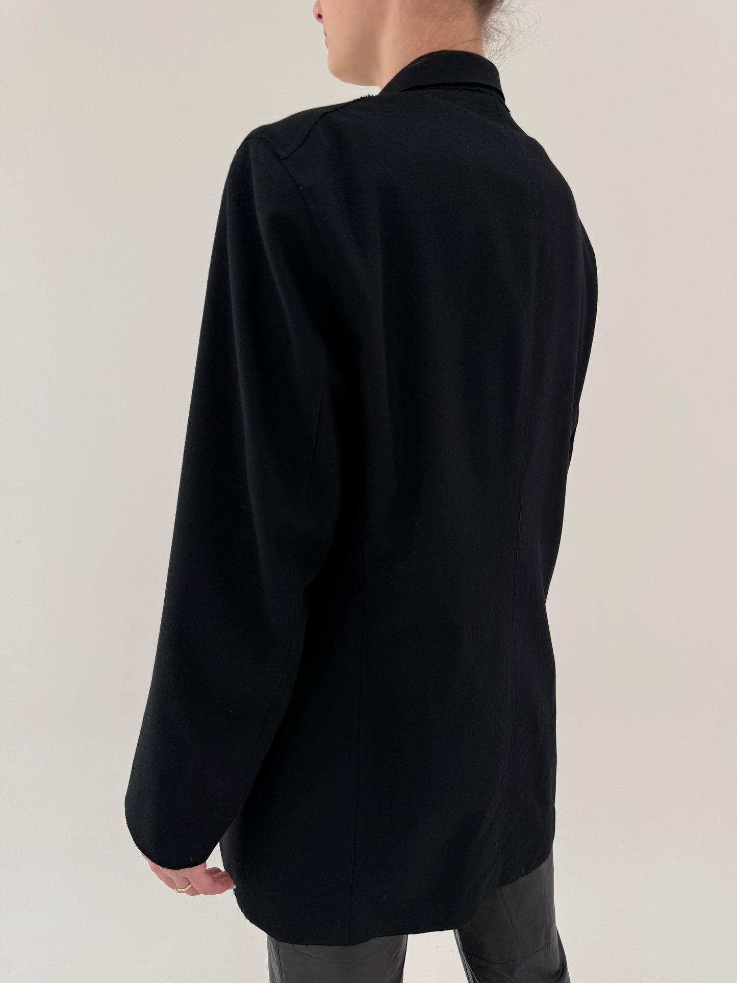 Sacou negru Hugo Boss în croi actual cu influențe deconstruite