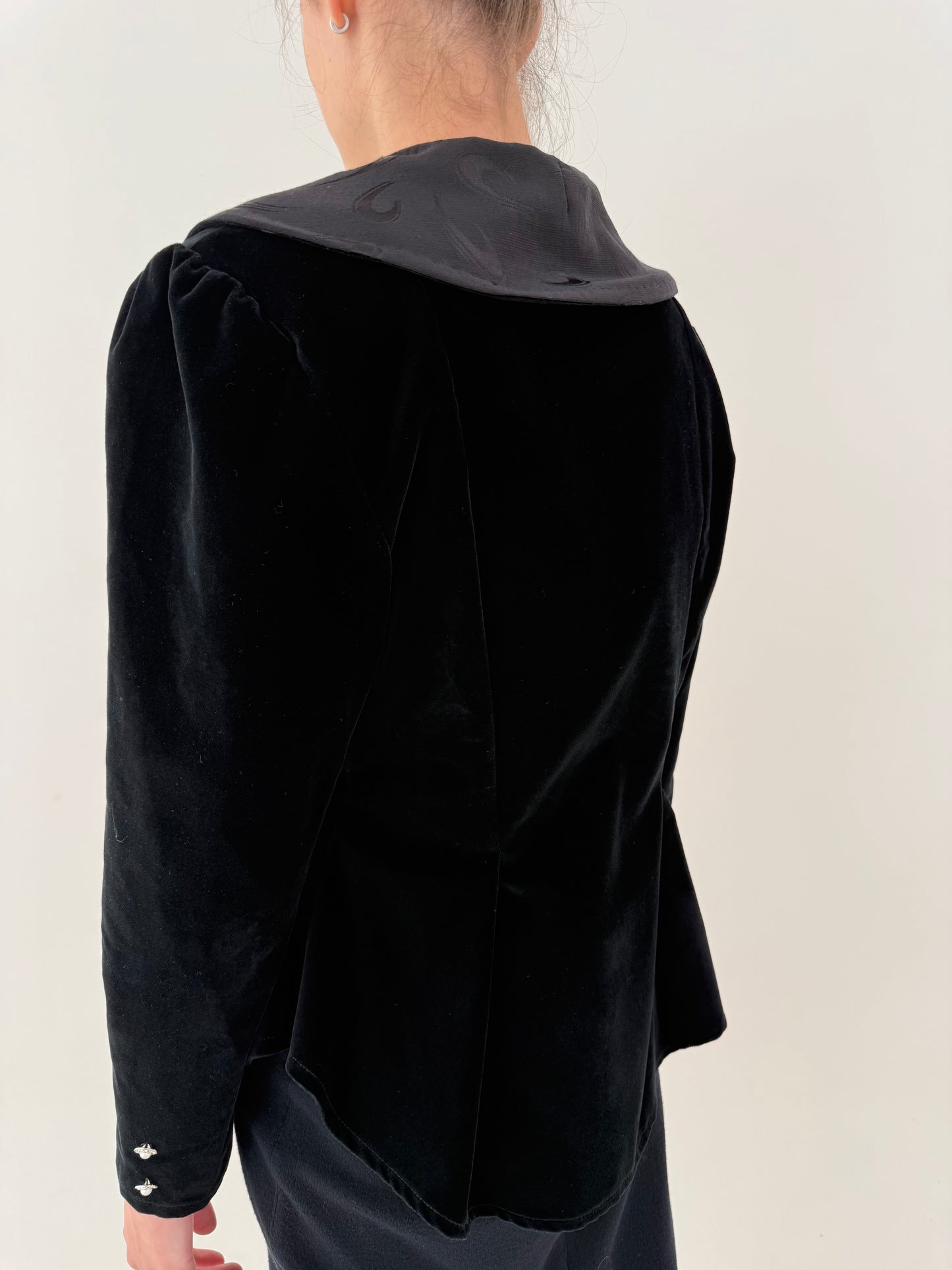 Sacou negru din catifea cu guler satinat supradimensionat super cambrat