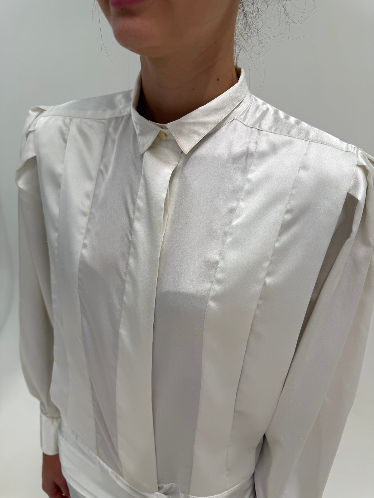 Cămașa old vintage anii 70 Pierre Cardin in croi reintrat în trend din satin gros