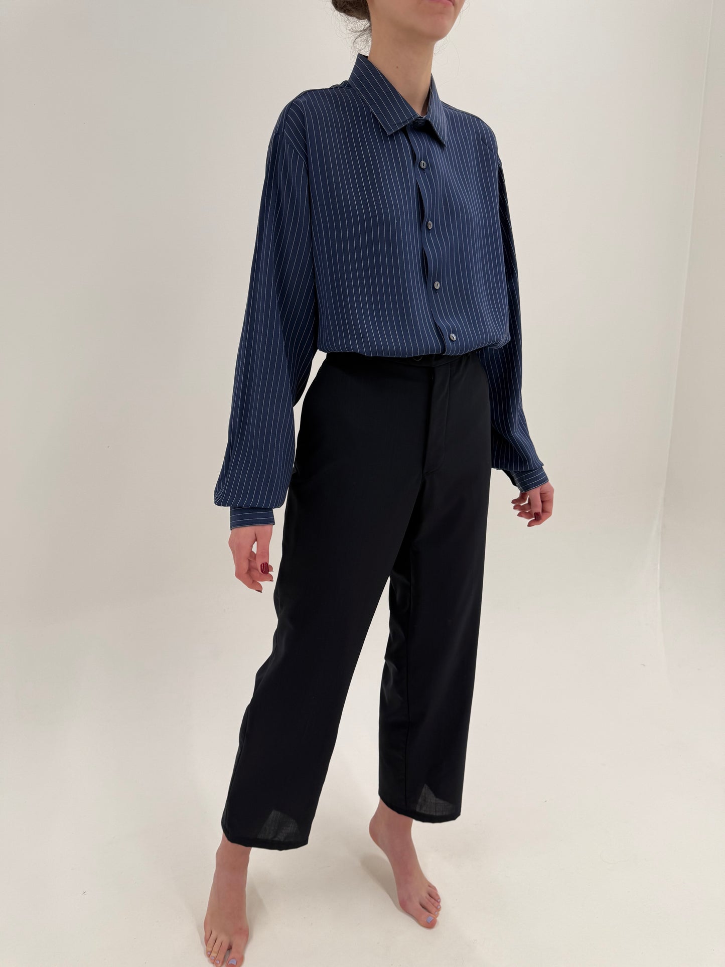 Costum Armani în croi super actual cu sacou scurt din lana extrafina