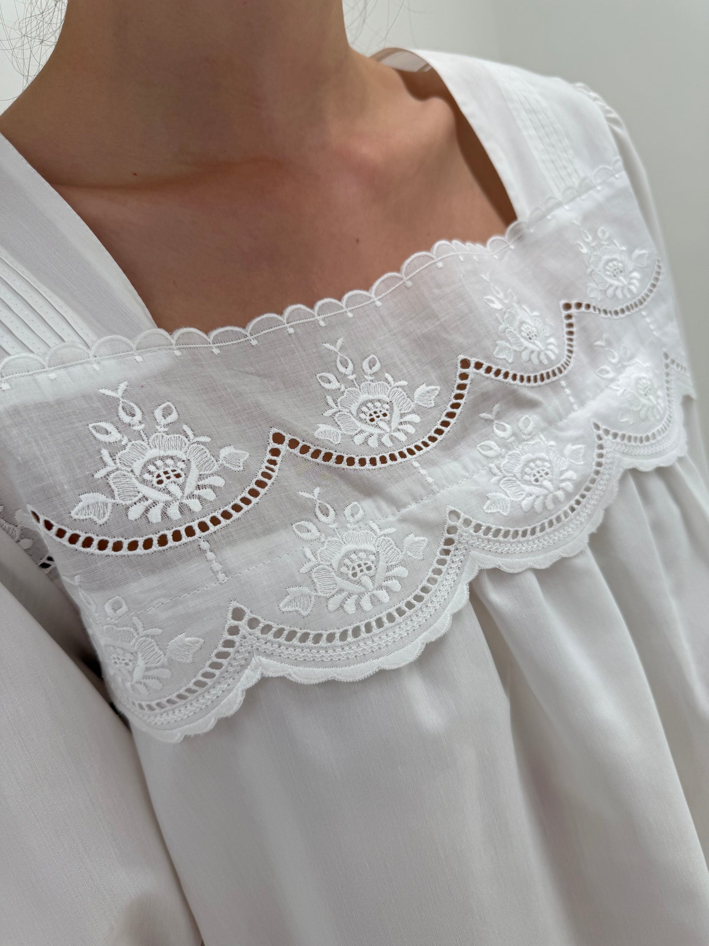 Top vintage în croi super revenit în trend din panzica fină de bumbac cu broderie