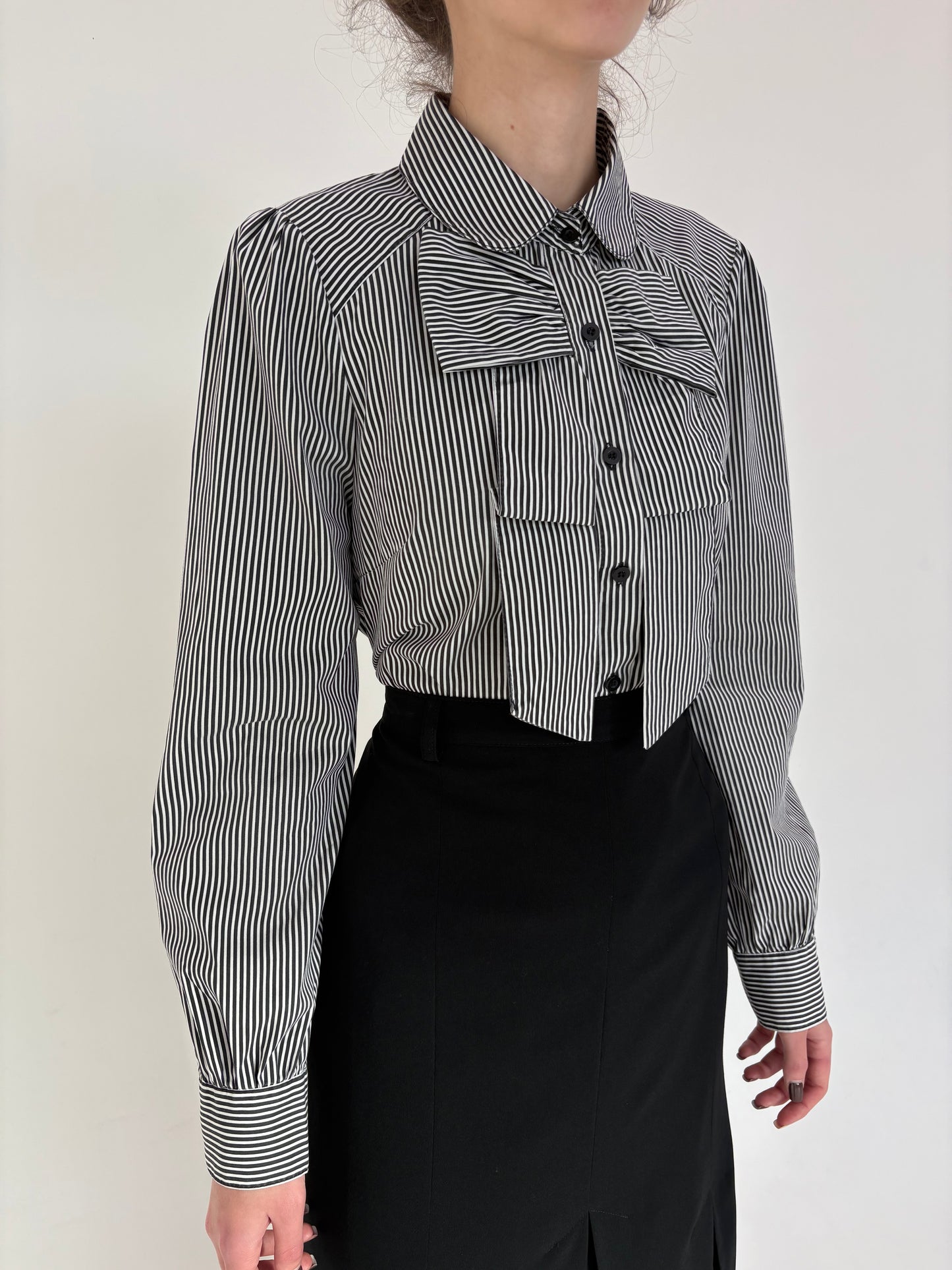 Cămașa italiana în croi elaborat cu funde și dungi negre din poplin de bumbac