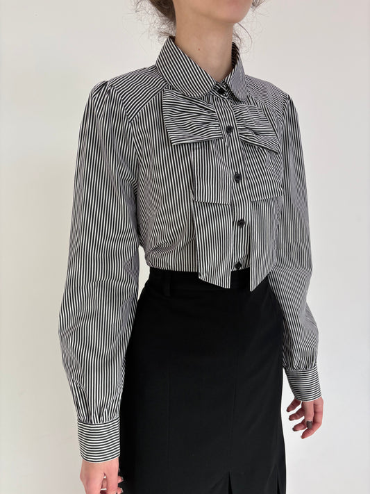 Cămașa italiana în croi elaborat cu funde și dungi negre din poplin de bumbac