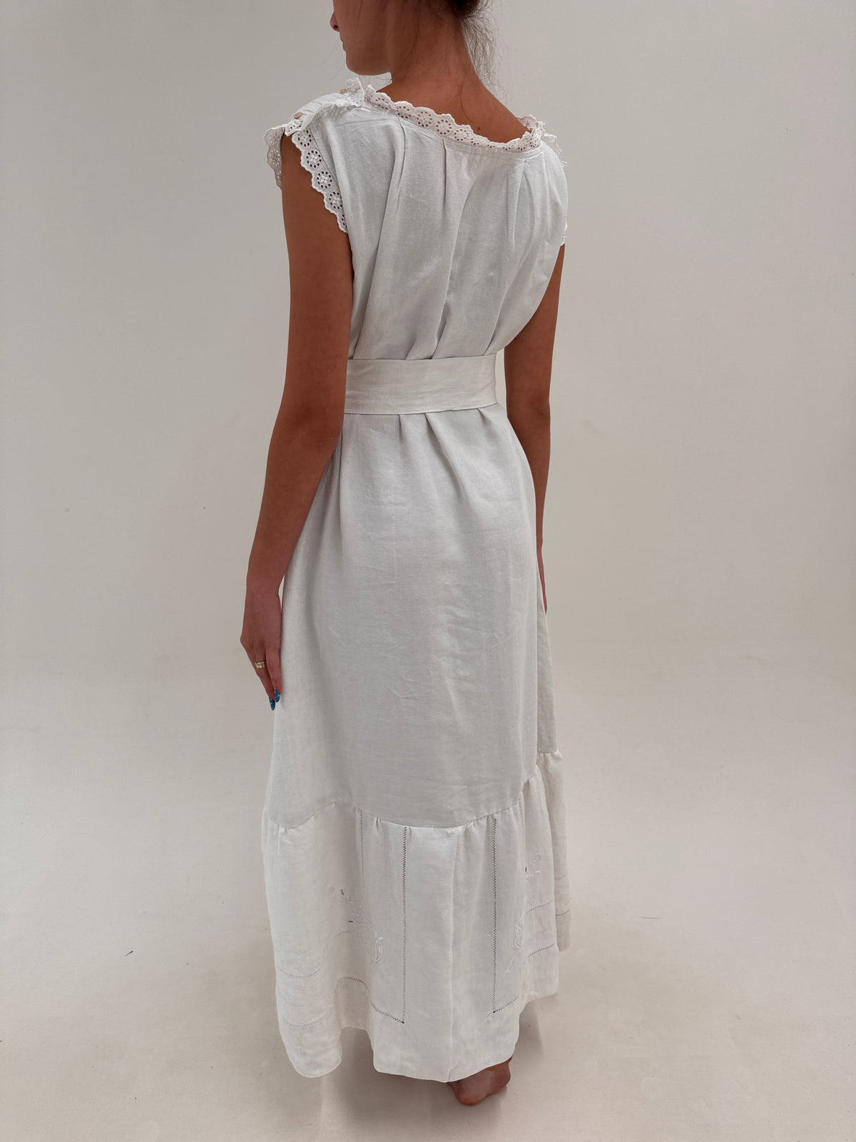 Rochie maxi din panza excepțională de in cu broderie manuală delicată și cordon