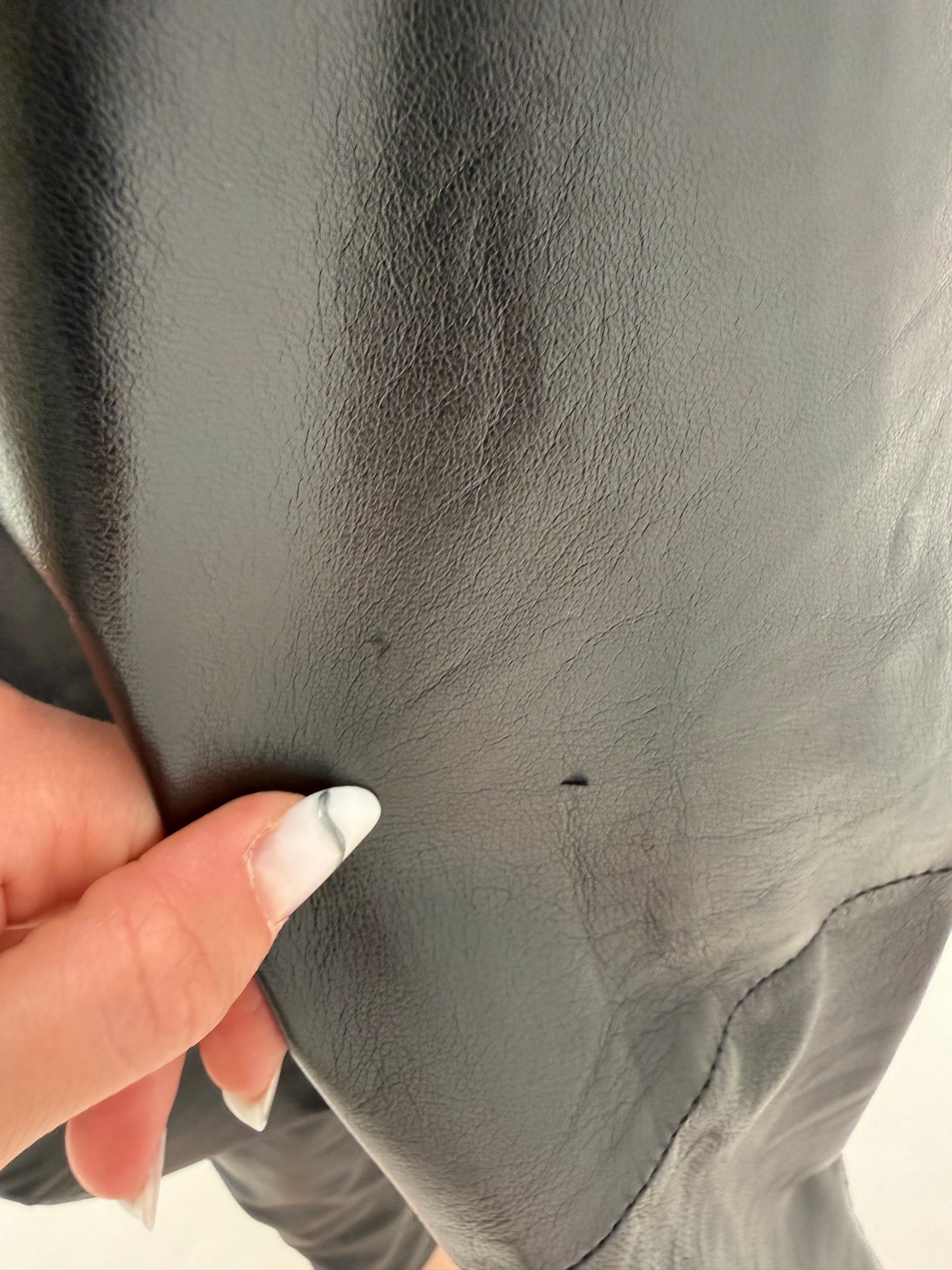 Pantaloni din piele naturală mănușă cu talie ultra marcată în croi elaborat