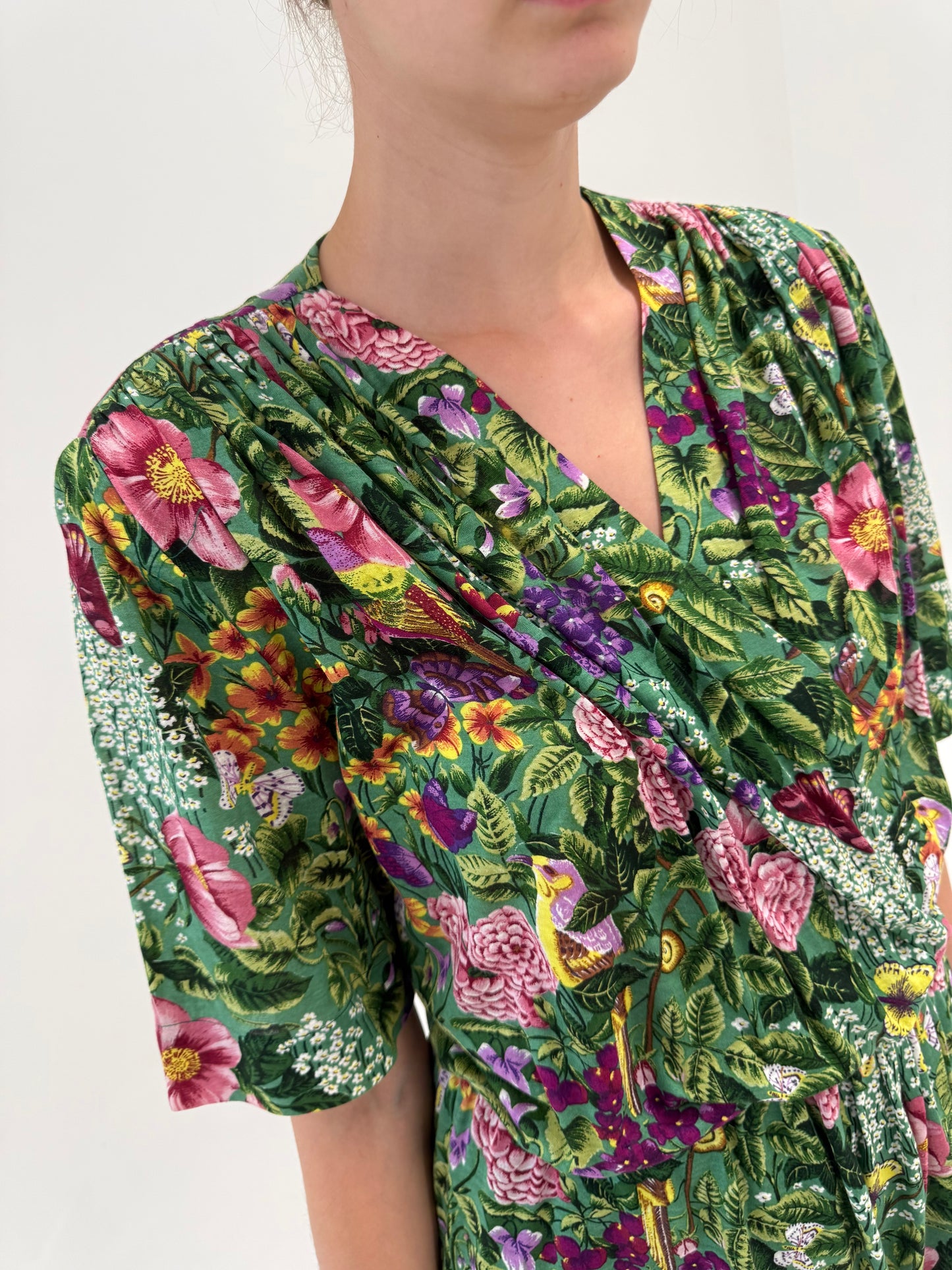Rochie vintage din panzica în culori superbe și croi drapat petrecut