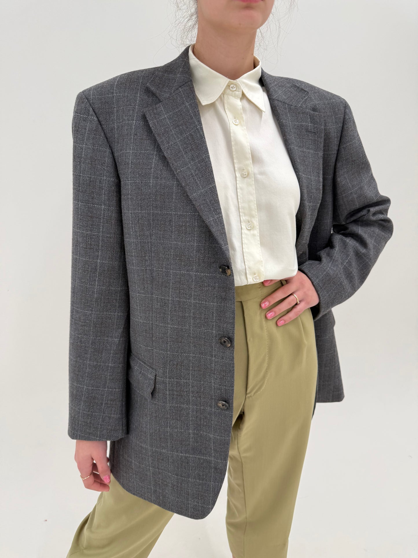 Sacou steel gray Hugo Boss în carouri fine și croi actual