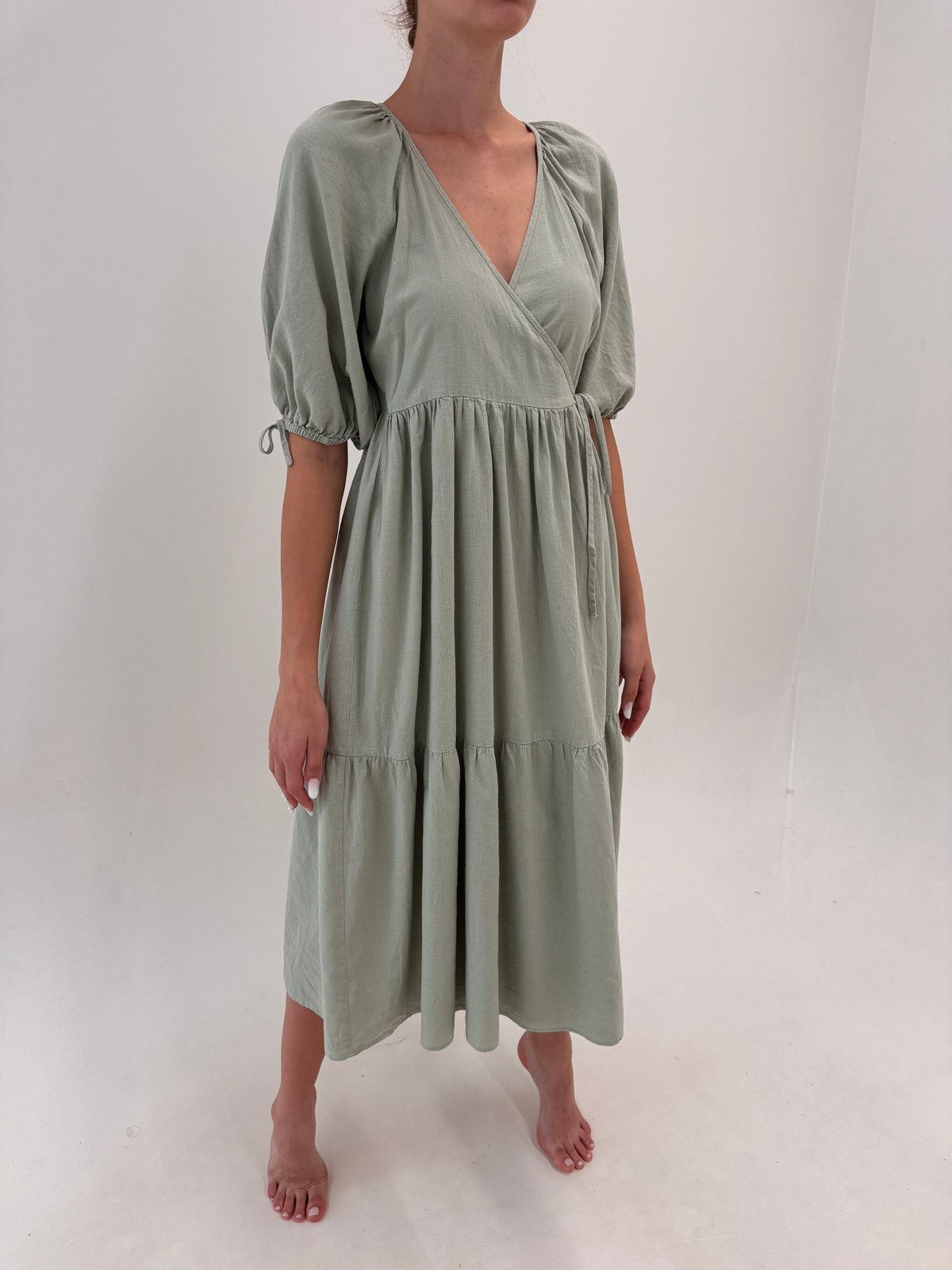 Rochie maxi din in premium dusty mint green petrecută cu mâneci ușor bufante