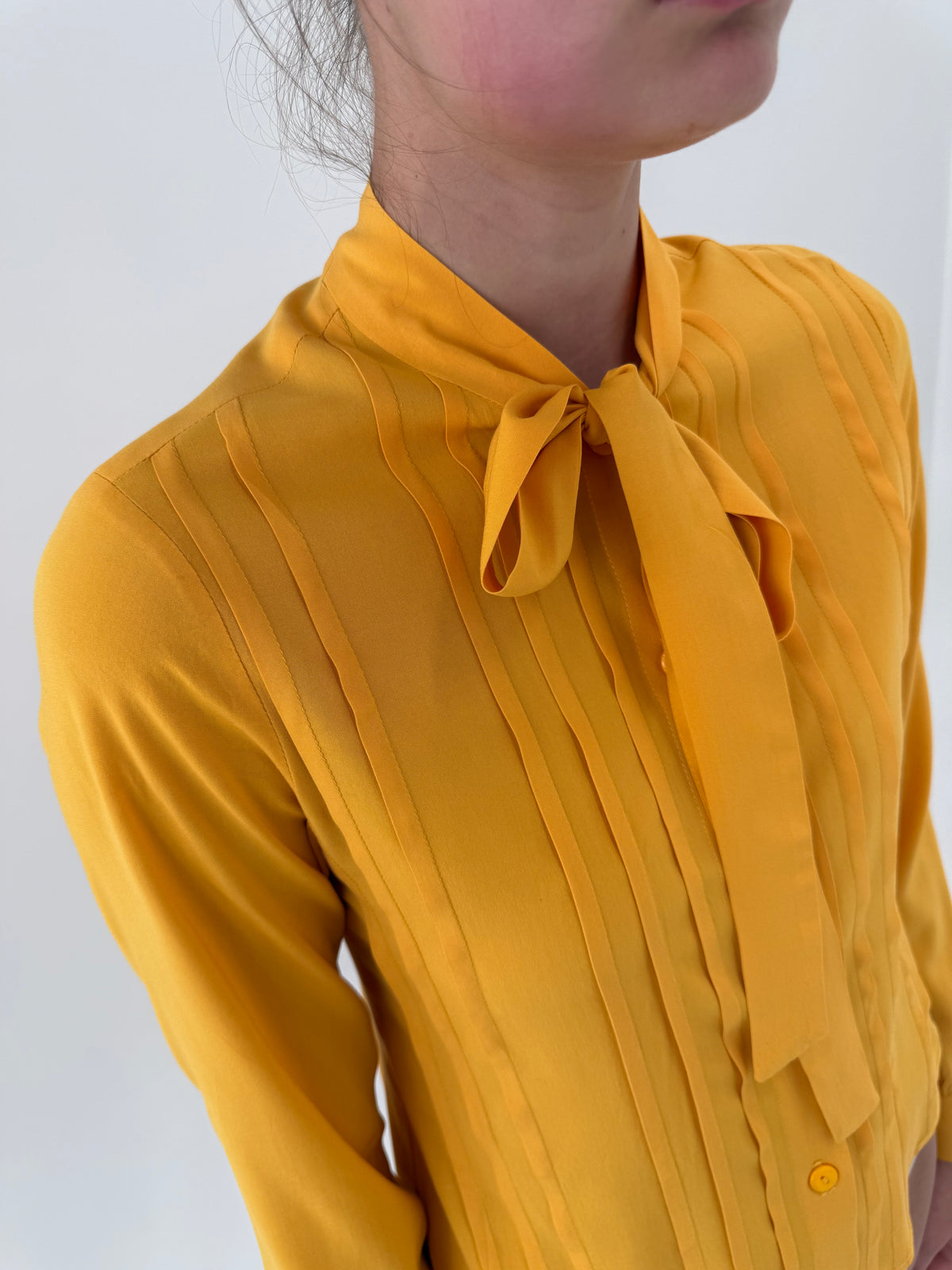 Cămașa saffron yellow cu panglică la gât și pliseuri decorative din bumbac