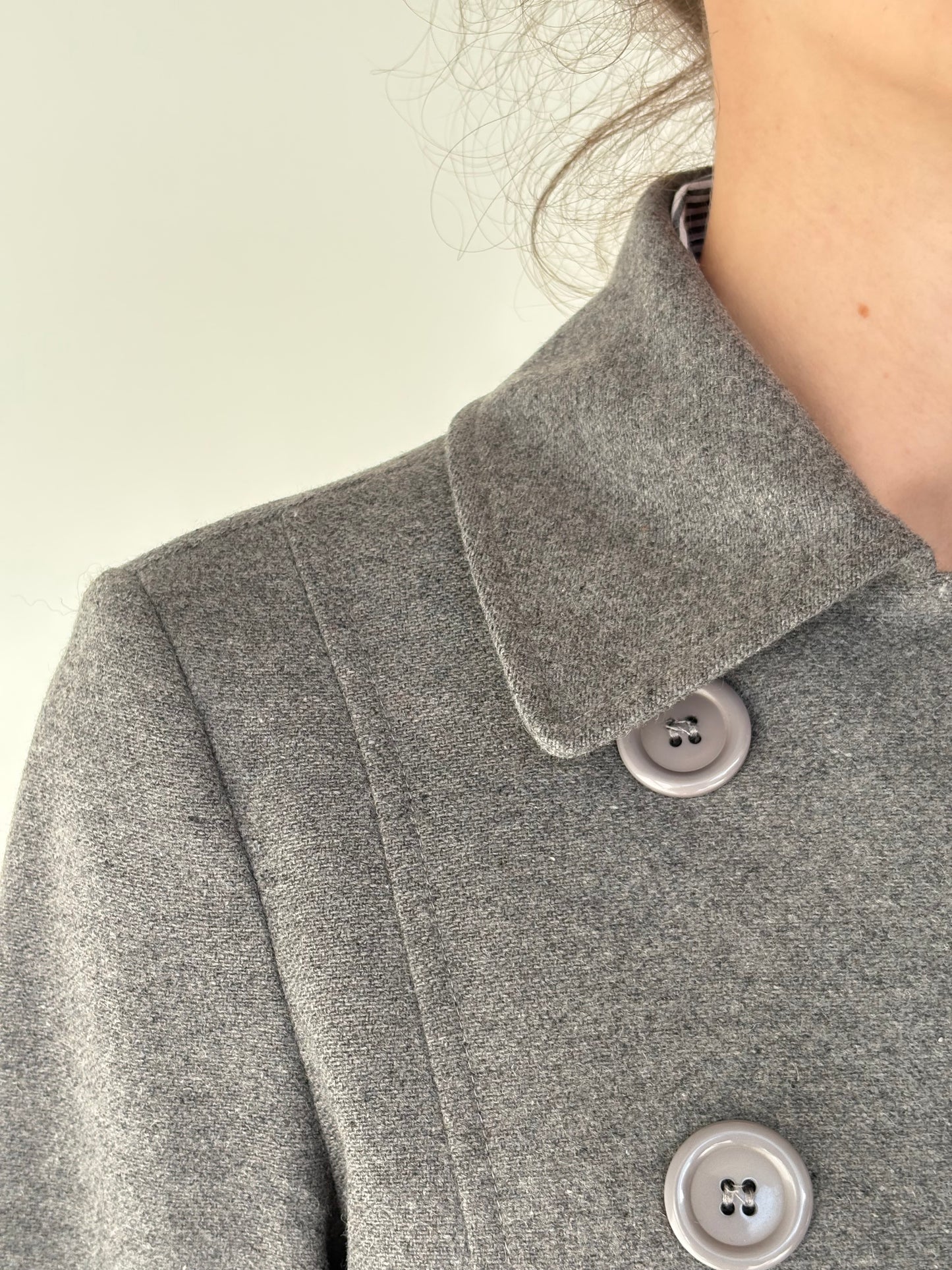 Jacheta silver gray din stofă extrafina cu ținuta și închidere dublă