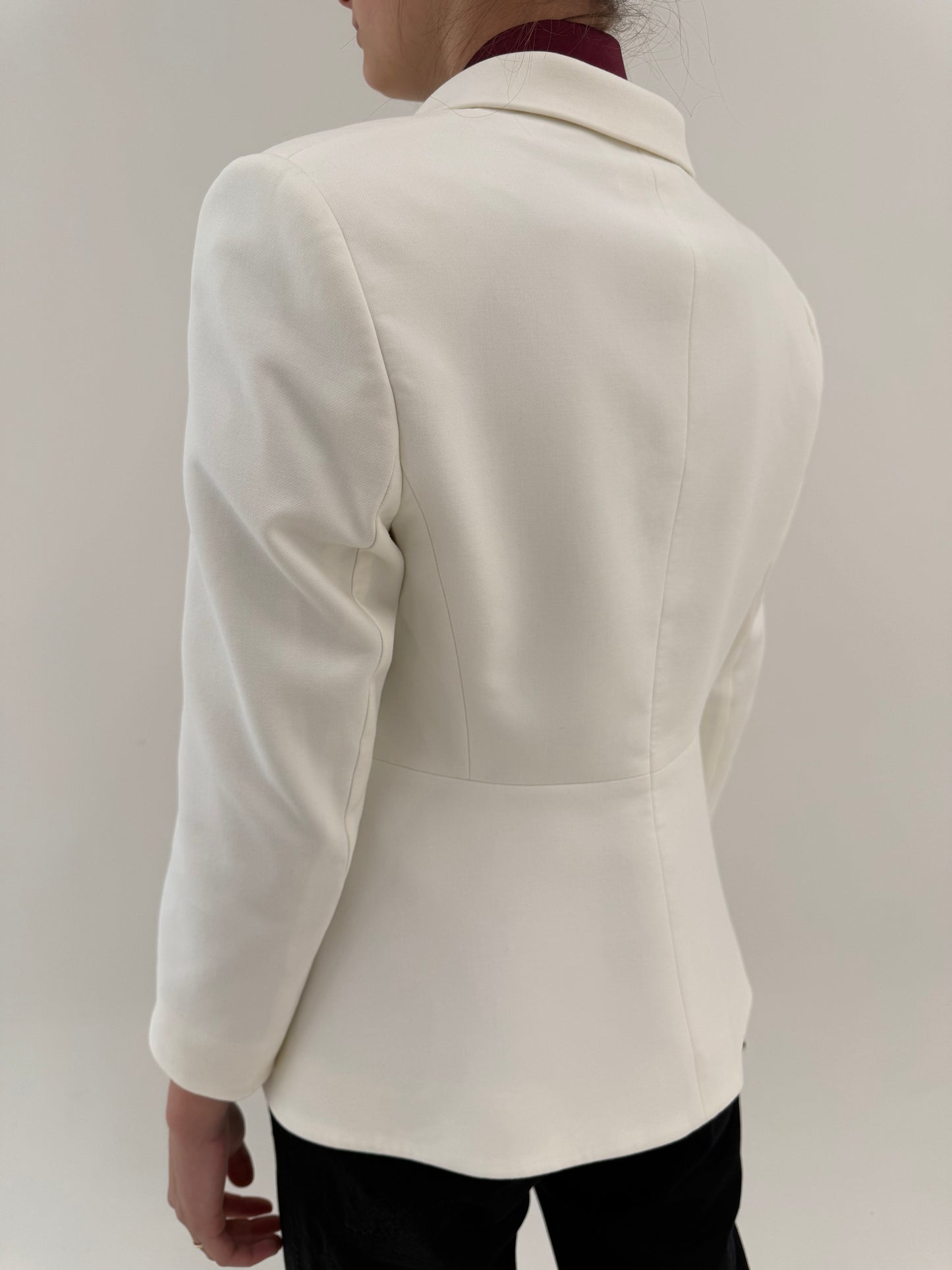 Sacou Hugo Boss butter white de vară în croi business actual specific brandului
