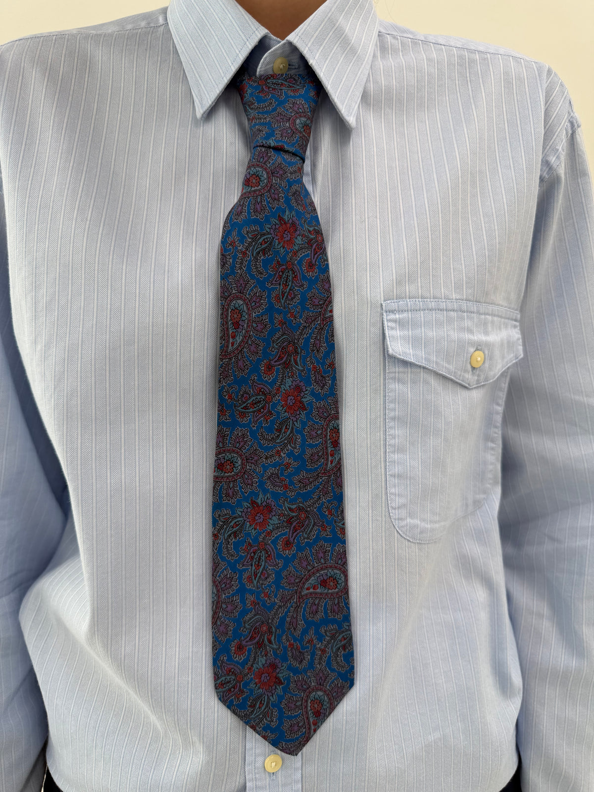 Cravata Giorgio Armani cu print paisley burgundy pe albastru regal