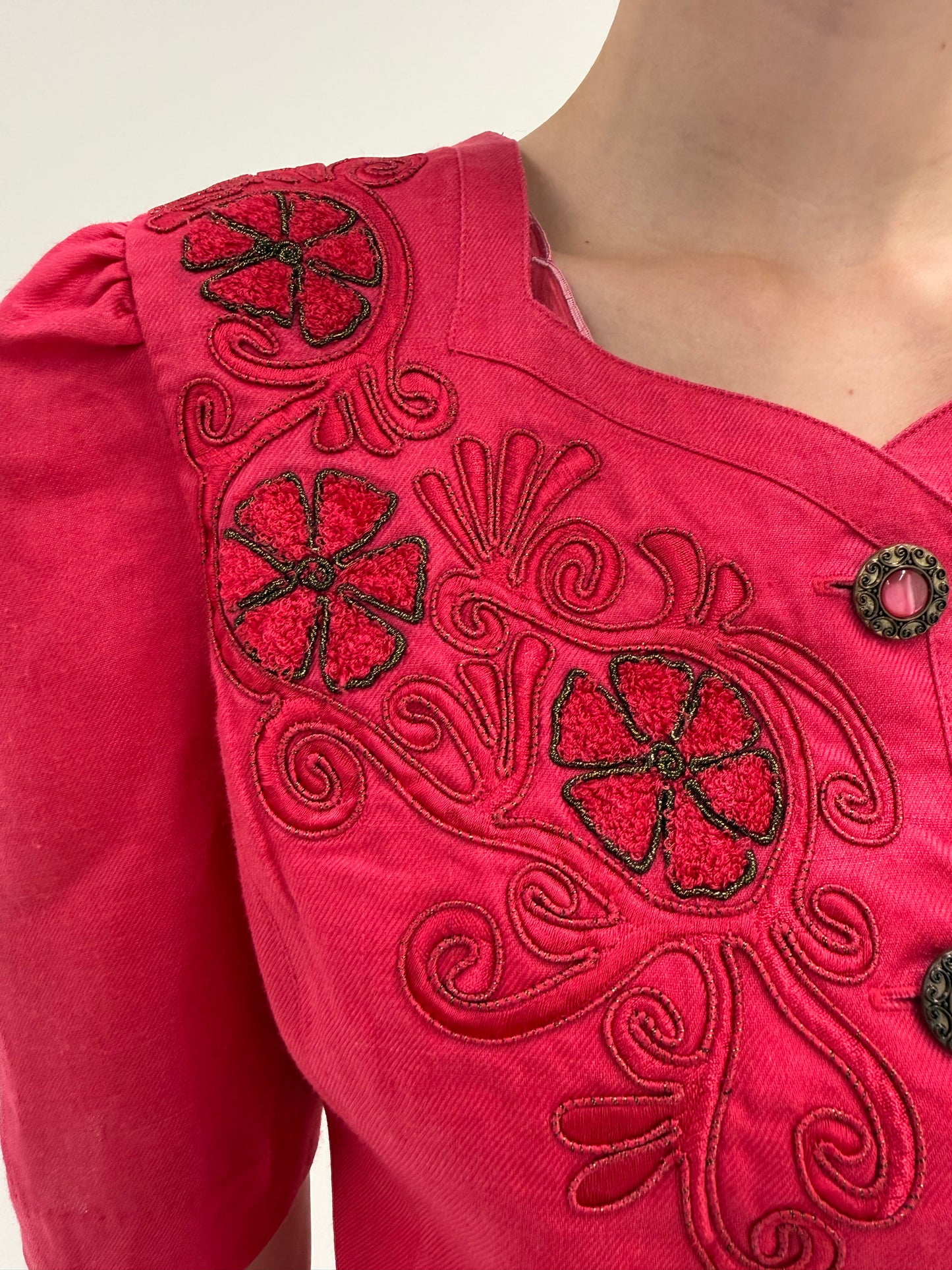 Sacou dark fucsia cu broderie din in excepțional italian în croi cambrat