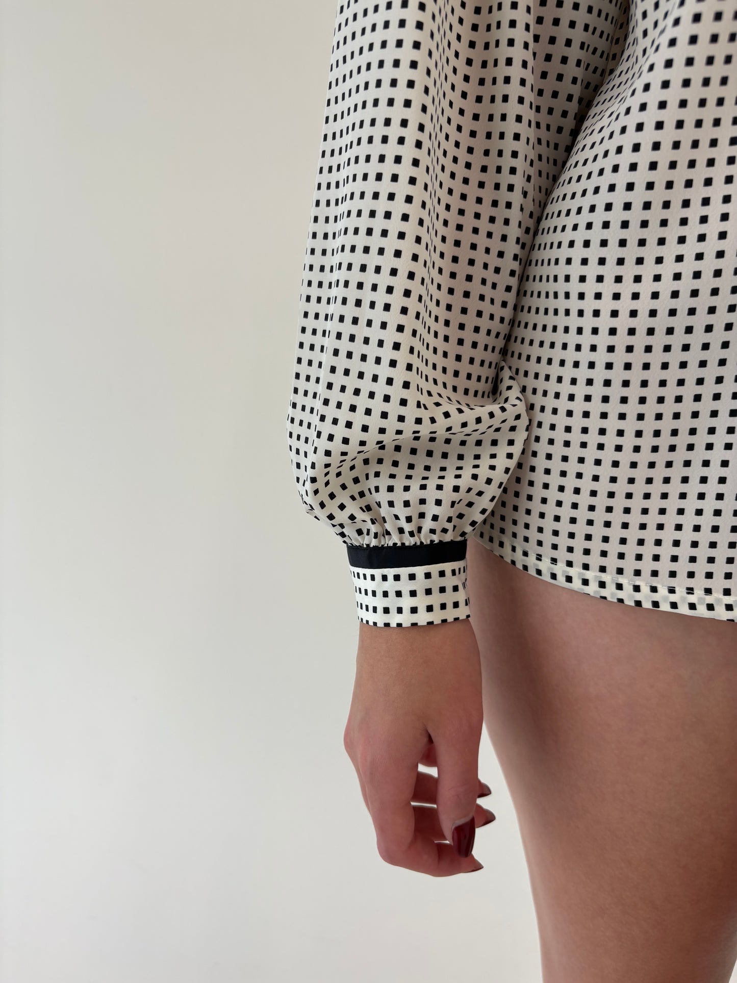 Cămașa vinatge în croi retro modern cu print alb negru
