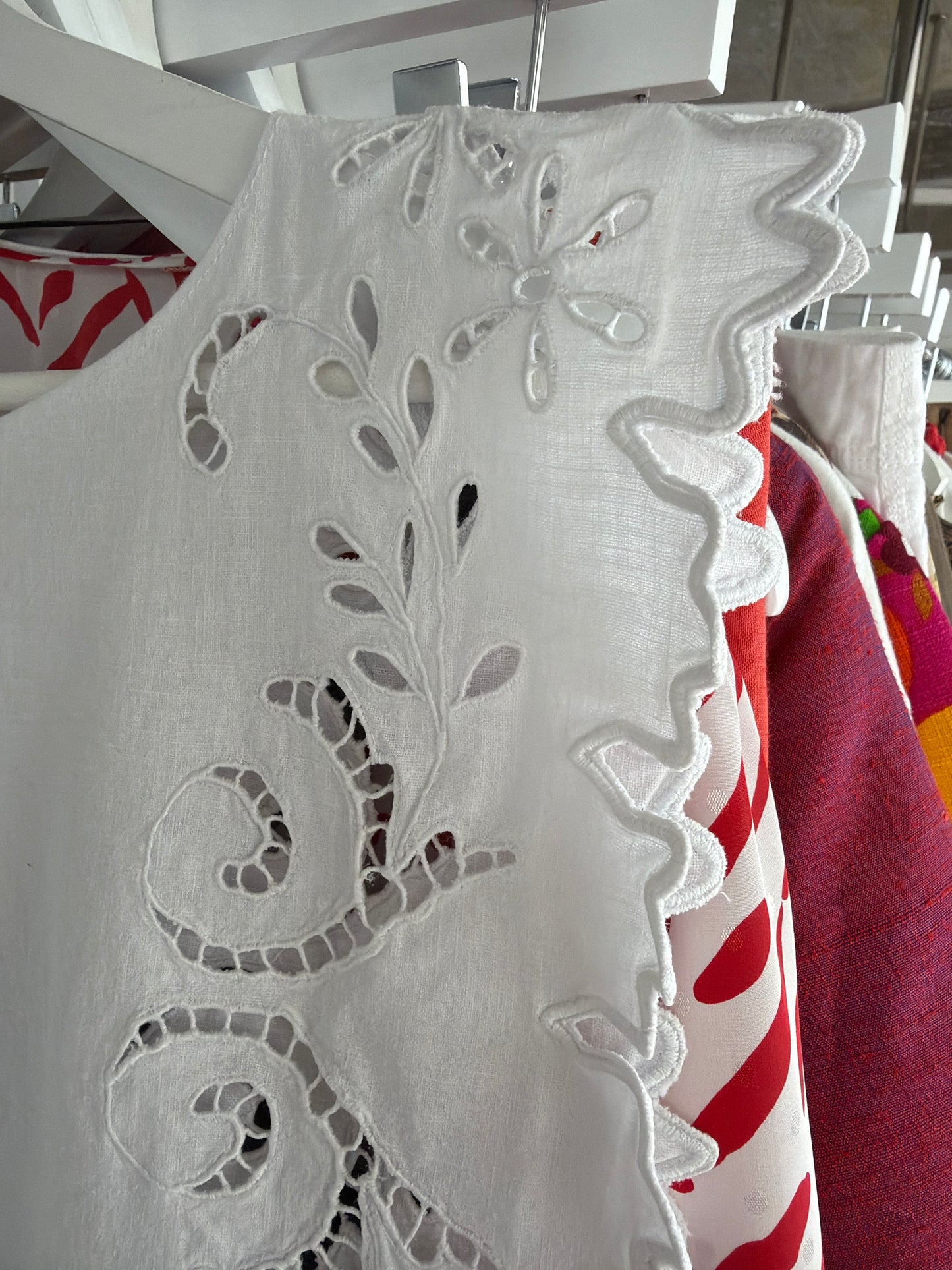 Top bijuterie cu broderie manuală din pânză structurată de in în croi ultra chic
