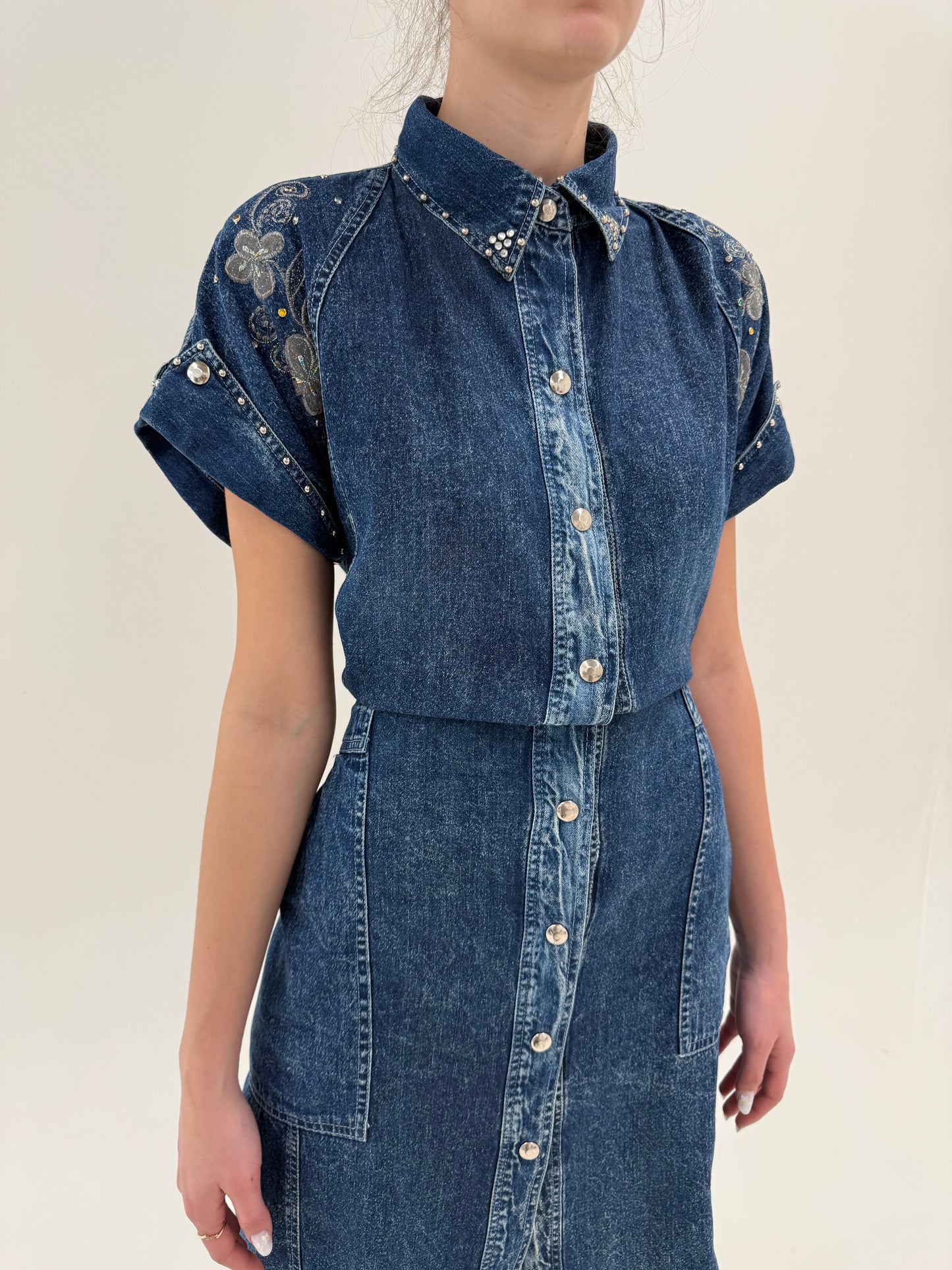 Rochie vintage din jeans cu talie uktra înaltă marcată elastică și broderie