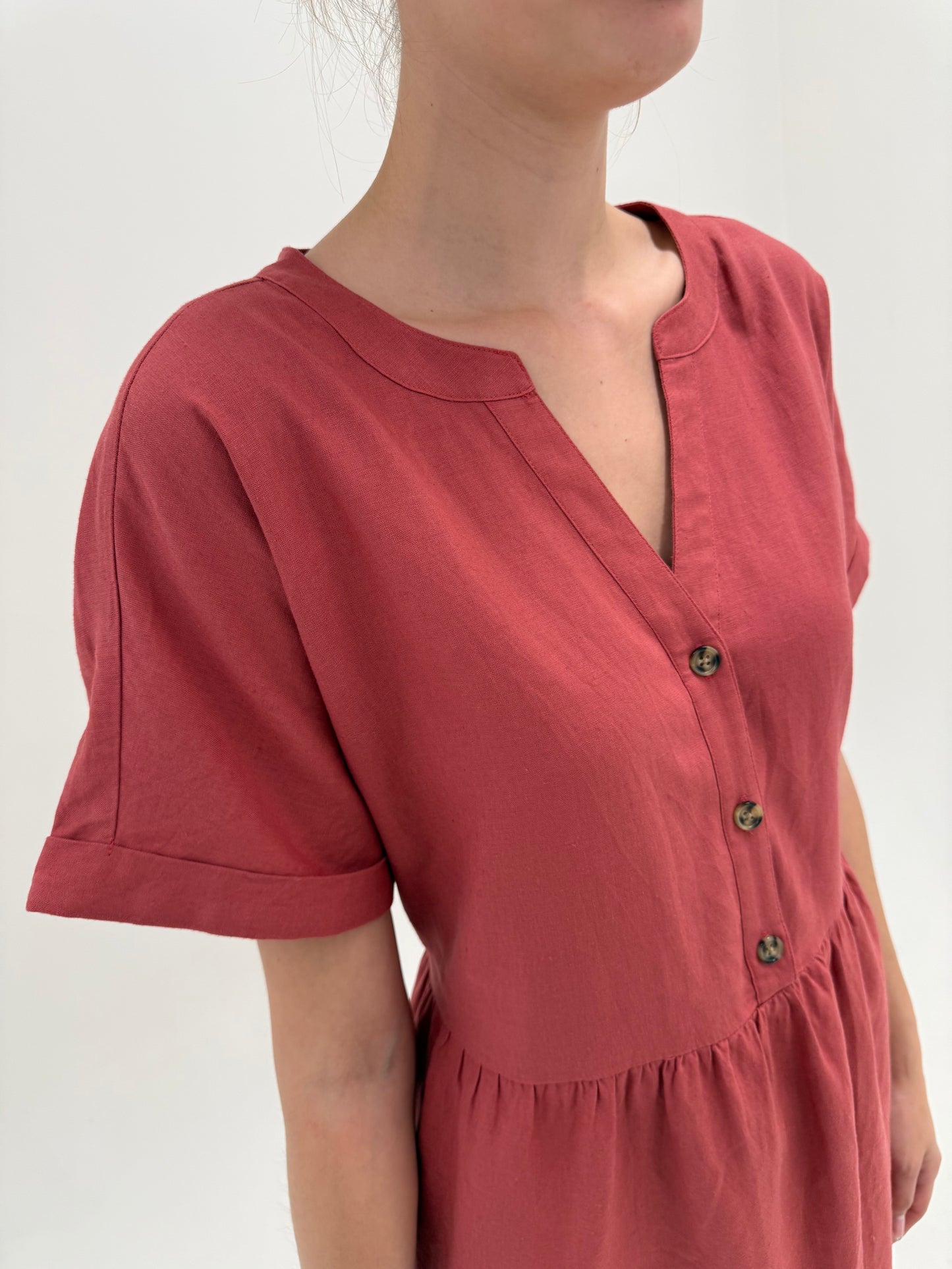 Rochie din in cu talie marcată ultra înaltă dusty red în croi minimalist