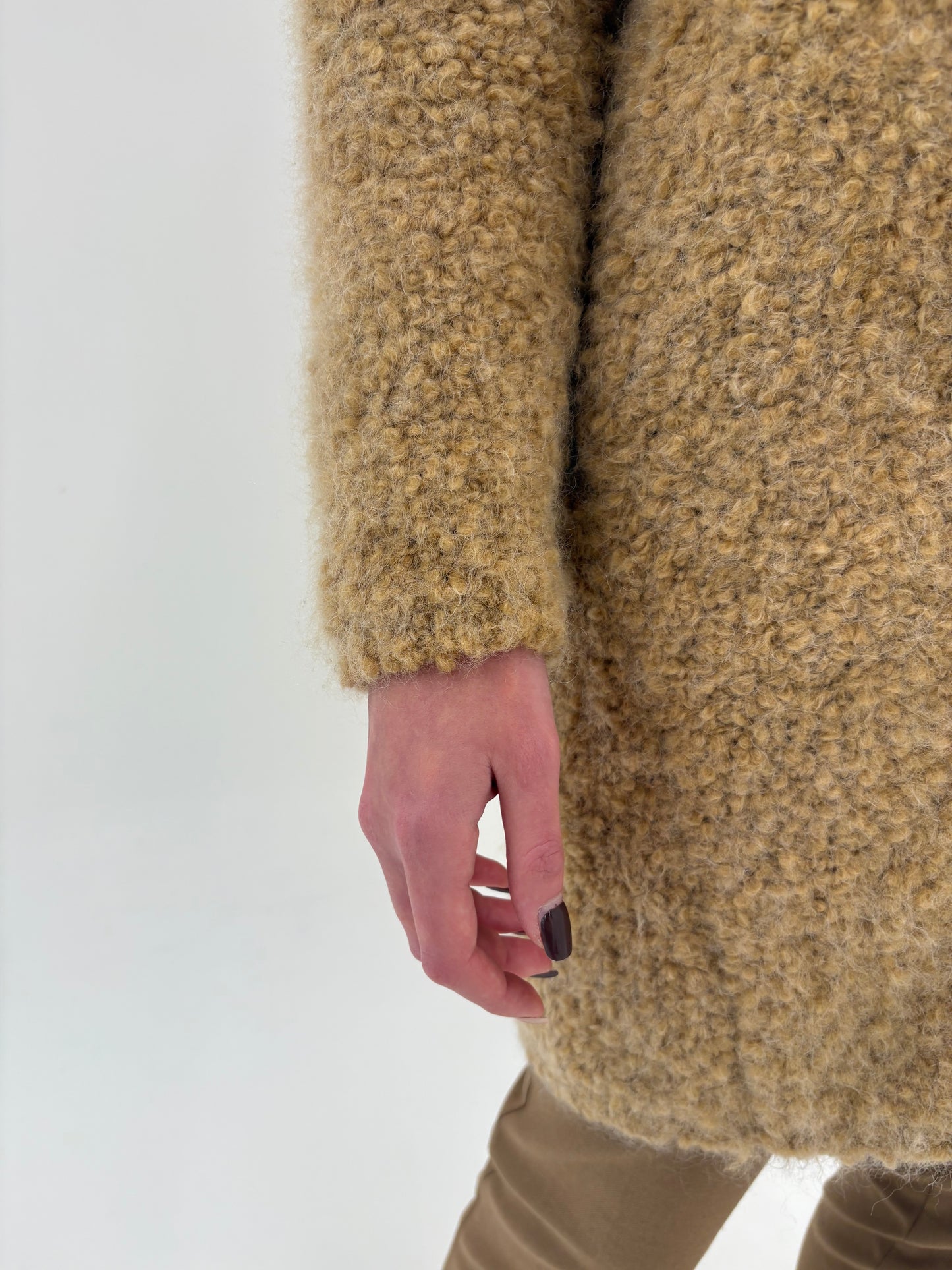 Mantou camel super confort în croi minimalist din boucle gros de lana