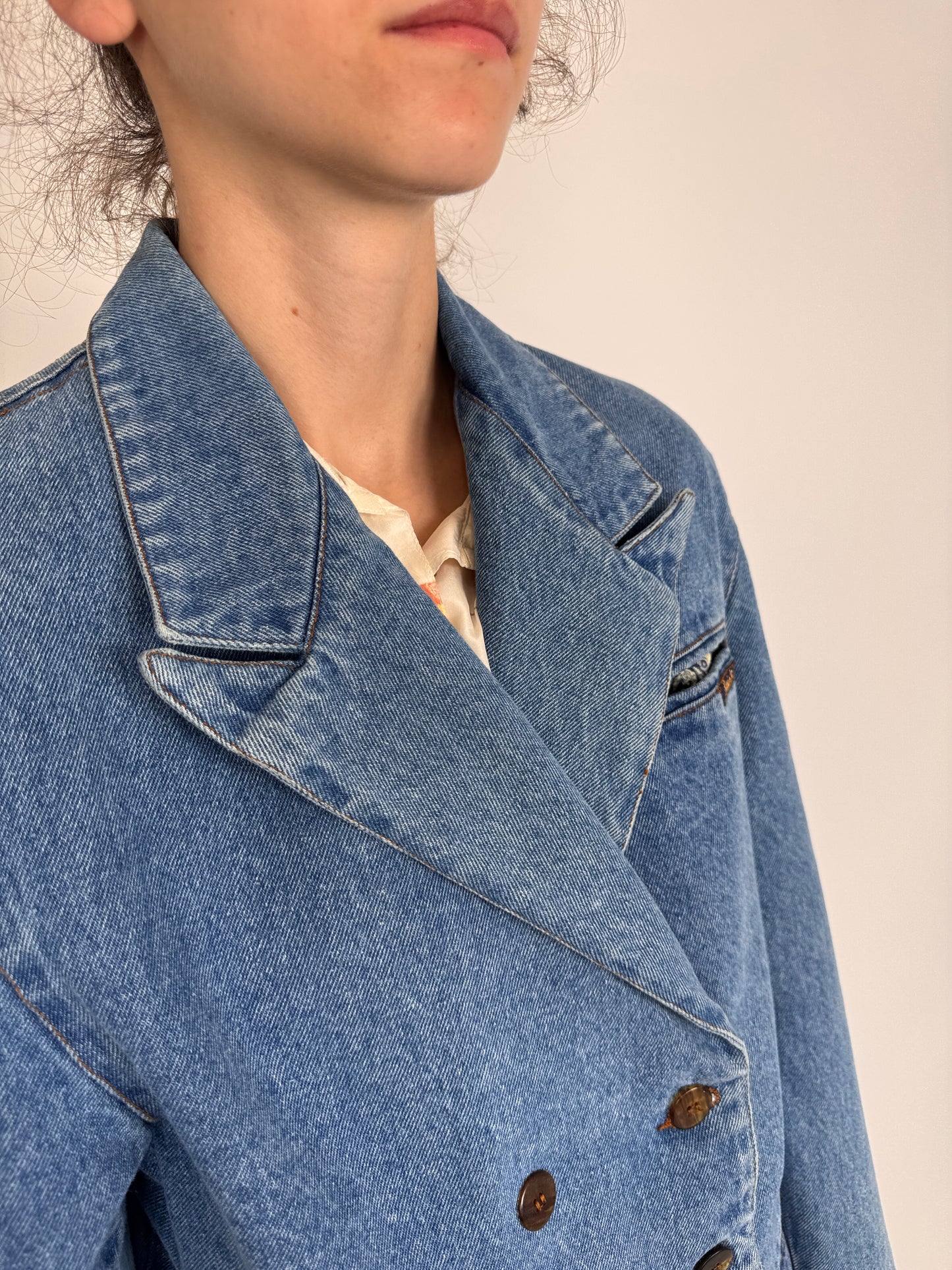 Geacă vintage din jeans în croi cambrat cu închidere dublă