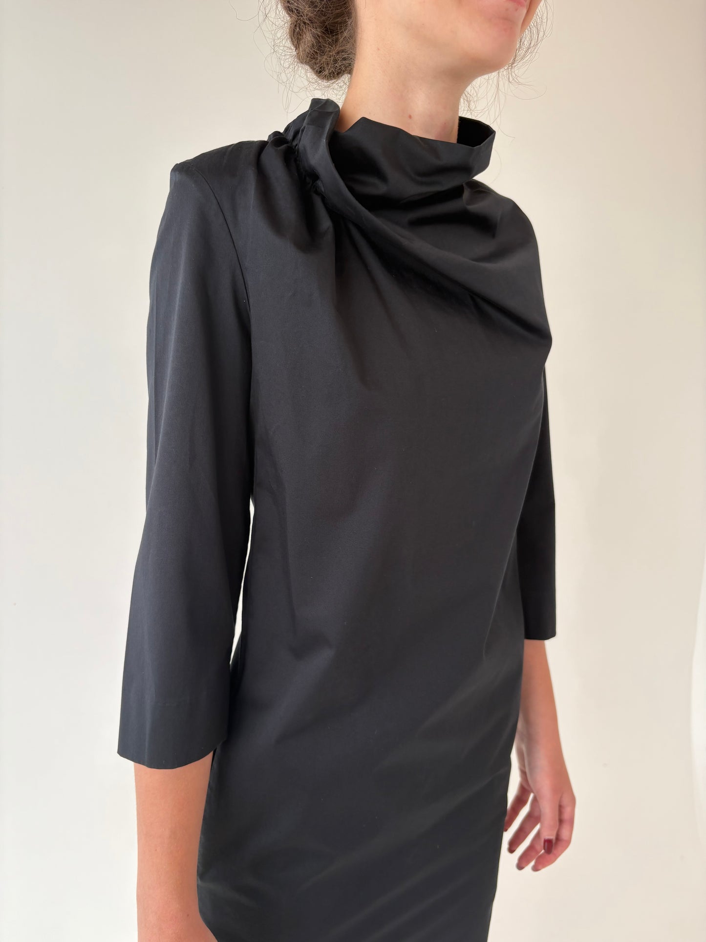 Rochie neagră Cos în croi minimalist cu fronsaj din poplin de bumbac