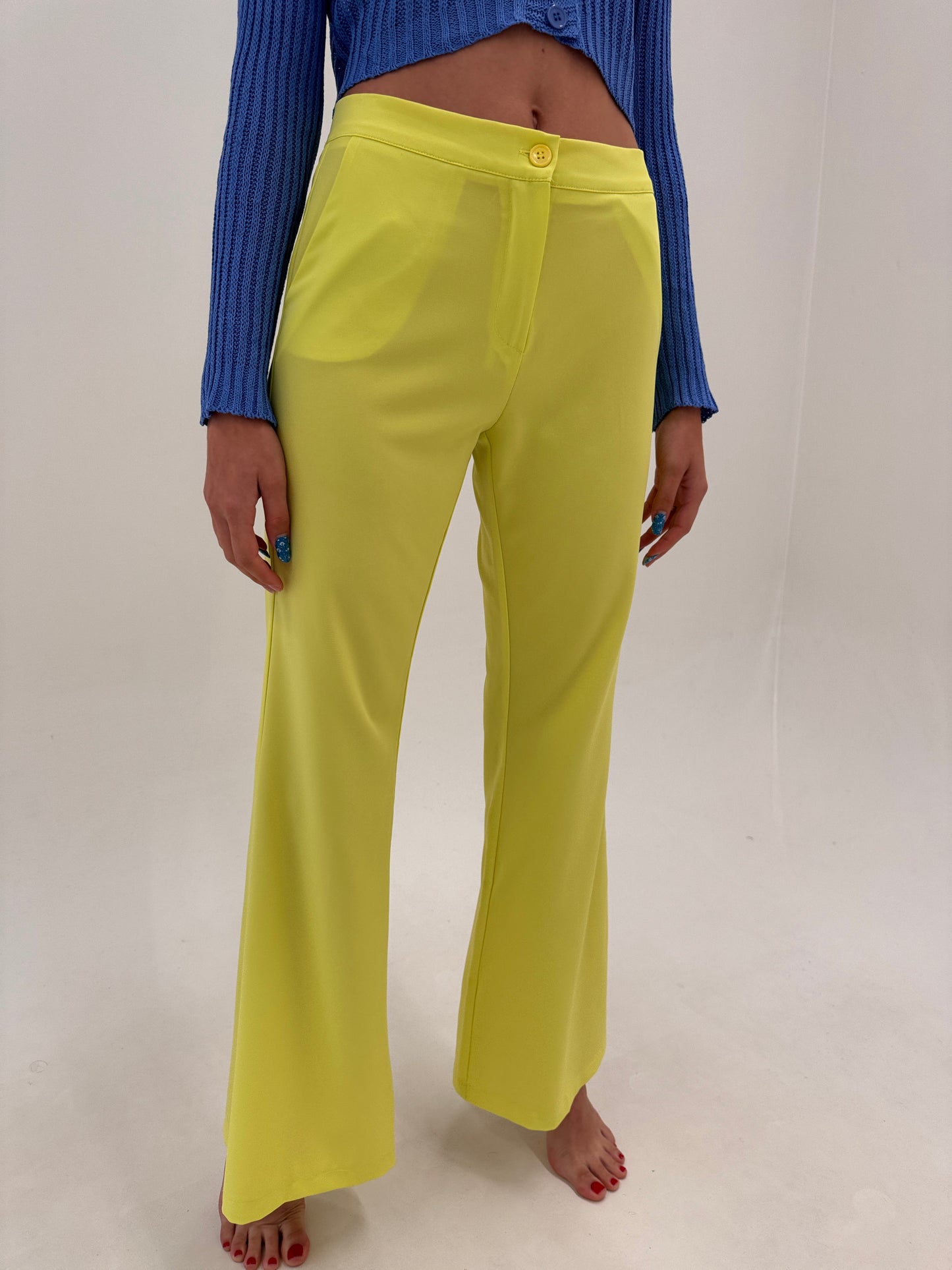 Pantaloni evazați lime green in croi super revenit în trend tall