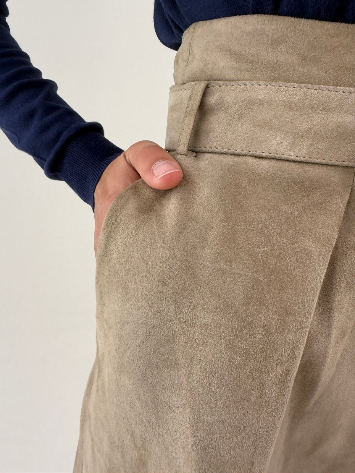 Fustă Max Mara grej din piele naturală întoarsă extrem de moale cu buzunare și curea proprie