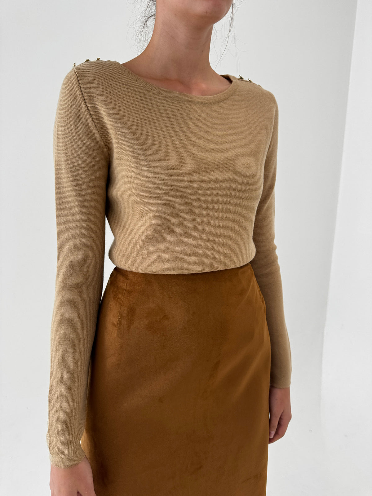 Pulover camel din lana merino extrafina cu nasturi aurii metalici