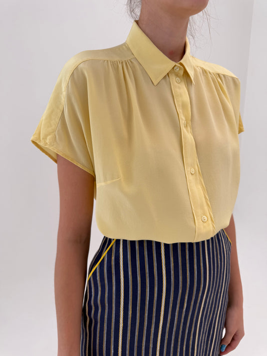 Camasa butter yellow din mătase naturală în croi retro modern cu bust drapat